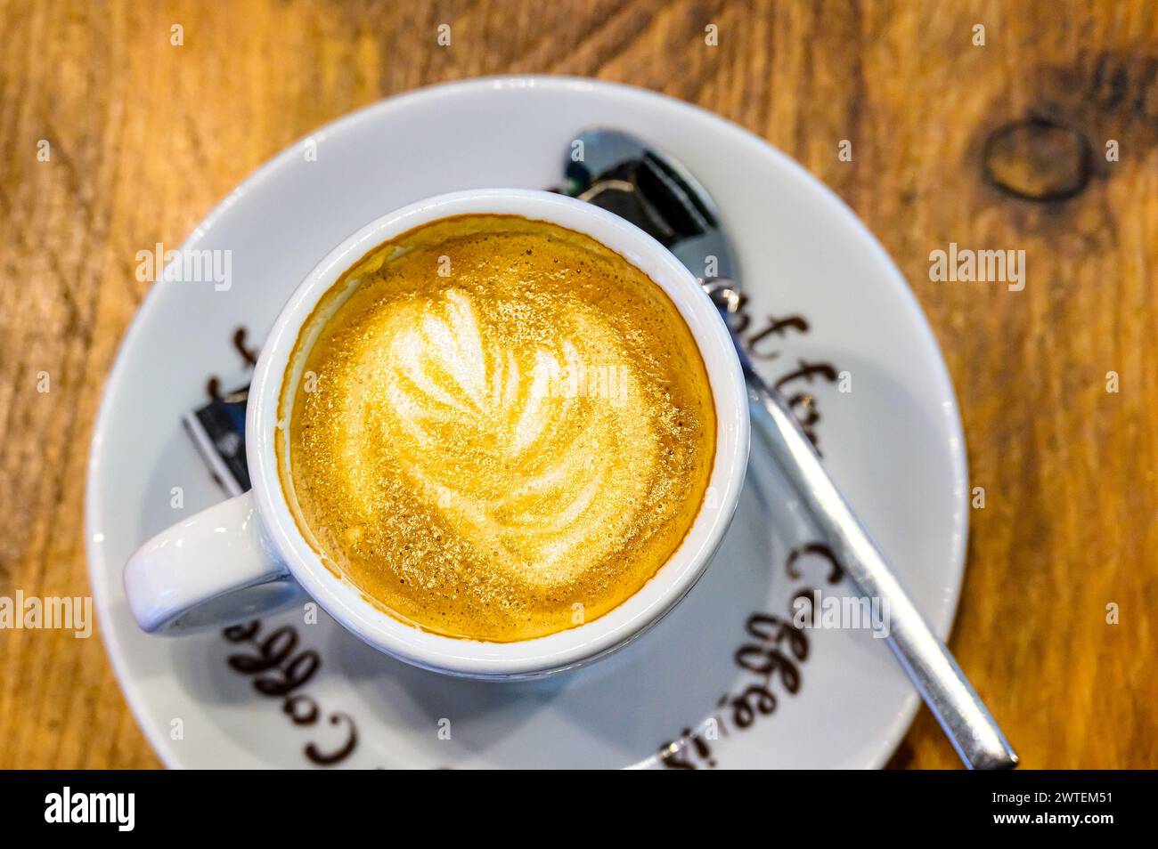 Echter Kaffee und Milch während des Frühstücks in Alicante, Spanien Stockfoto