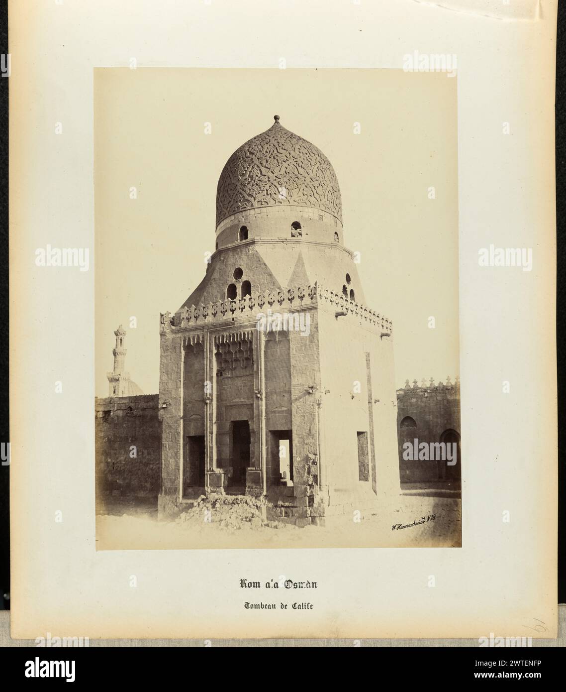 KOM-alá-Osmán. Wilhelm Hammerschmidt, Fotograf (deutsch, geb. Preußen, gestorben 1869) 1860er Jahre eine Außenansicht eines Steinkuppelgebäudes vom Erdgeschoss aus. Die Kuppel des Gebäudes ist in flachem Relief mit geometrischen Pflanzenmustern geschnitzt. (Recto) oben links, in Bleistift: '19'; (rückseitig) unten rechts, in Bleistift: 'A 32 31 (Schinken)' Stockfoto KOM-alá-Osmán. Wilhelm Hammerschmidt, Fotograf (deutsch, geb. Preußen, gestorben 1869) 1860er Jahre eine Außenansicht eines Steinkuppelgebäudes vom Erdgeschoss aus. Die Kuppel des Gebäudes ist in flachem Relief mit geometrischen Pflanzenmustern geschnitzt. (Recto) oben links, in Bleistift: '19'; (rückseitig) unten rechts, in Bleistift: 'A 32 31 (Schinken)' Stockfoto