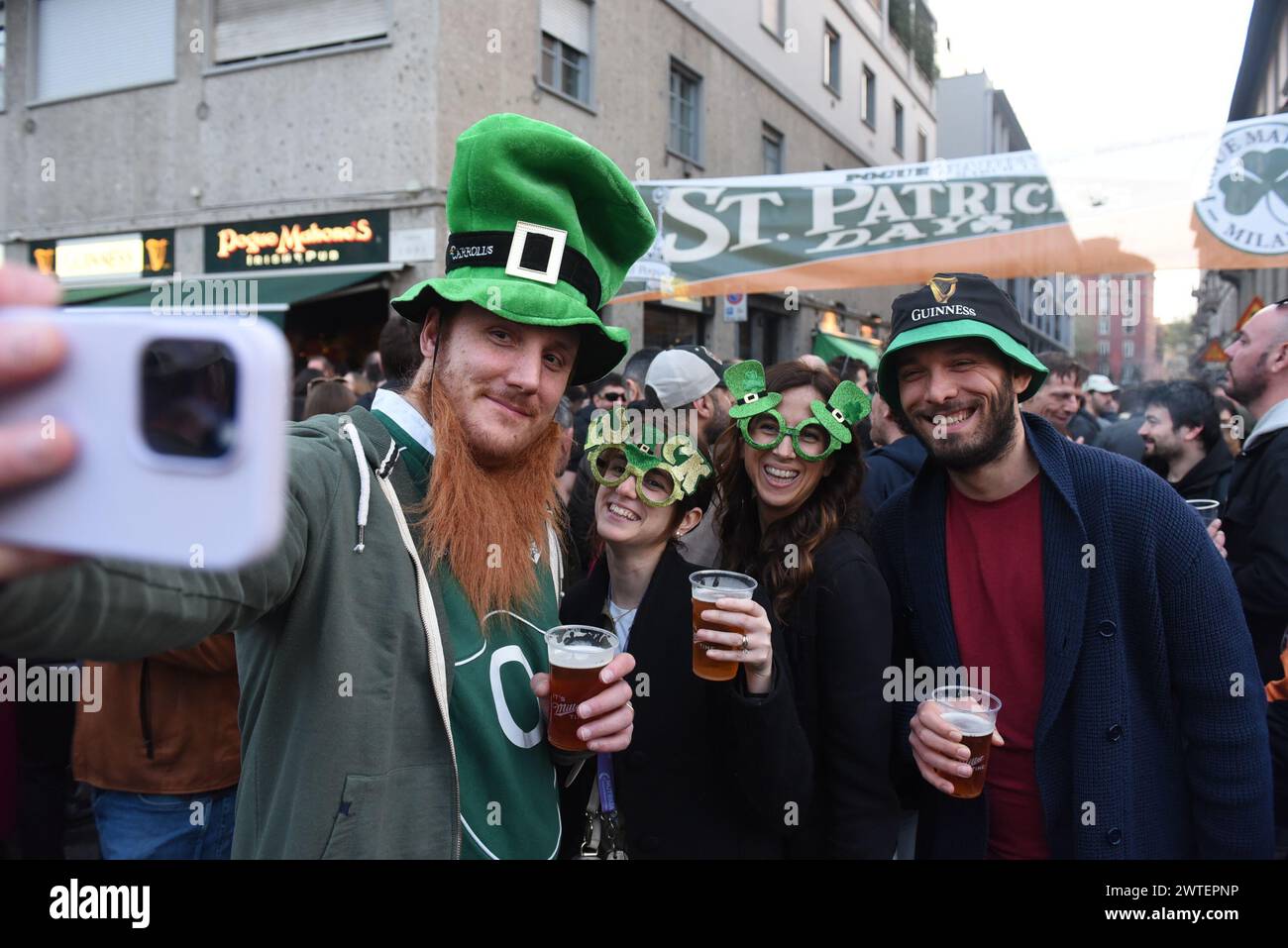 Mailand, Italien. März 2024. Revellers feiert den St. Patrick's Day in Mailand (Foto: © Ervin Shulku/ZUMA Press Wire) NUR REDAKTIONELLE VERWENDUNG! Nicht für kommerzielle ZWECKE! Stockfoto