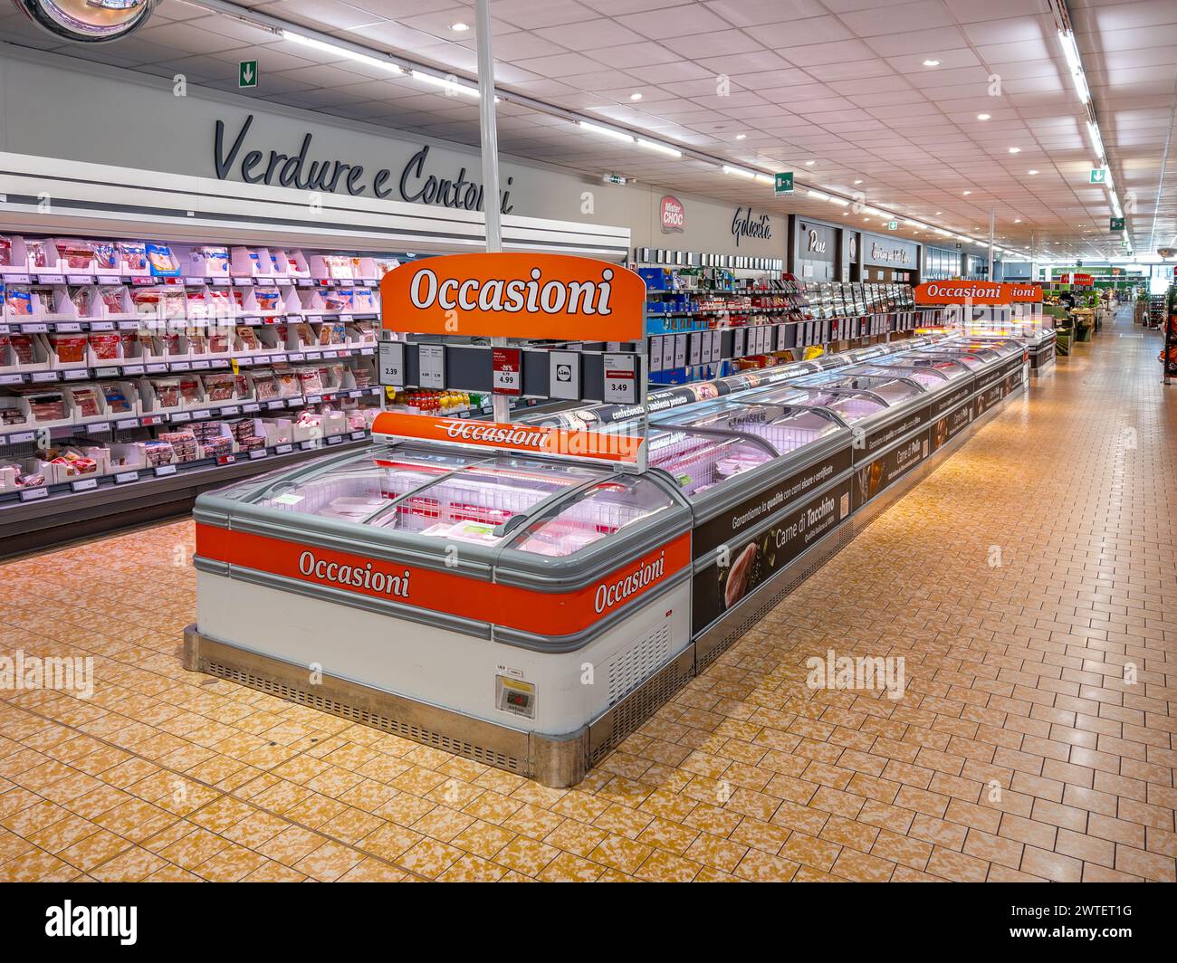 Fossano, Italien - 12. März 2024: Gang mit Kühltheken mit Fleisch mit Occasione (Rabatt) Schildern in der Lebensmittelabteilung des LIDL Supermarktes. Li Stockfoto