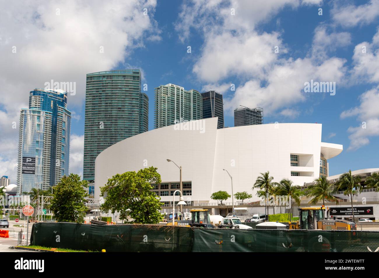 Miami, Florida, USA. Mai 2019. American Airlines Arena, Kaseya Center mit Wolkenkratzern im Hintergrund. Stockfoto
