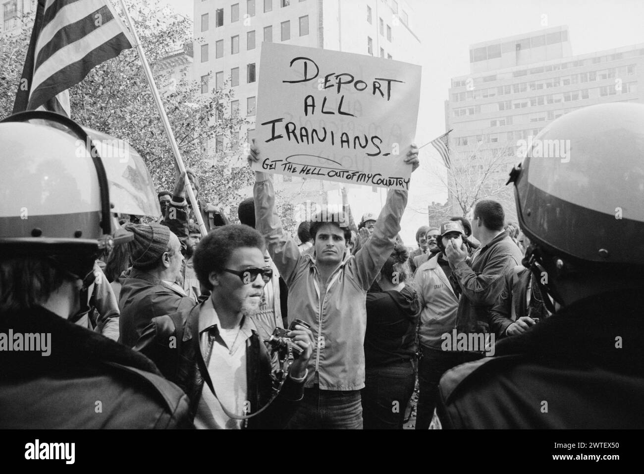 Ein Mann mit einem Schild mit der Aufschrift "alle Iraner deportieren" und "verschwinde aus meinem Land" während eines Protests gegen die iranische Geiselkrise in Washington, D.C. im Jahr 1979. Stockfoto