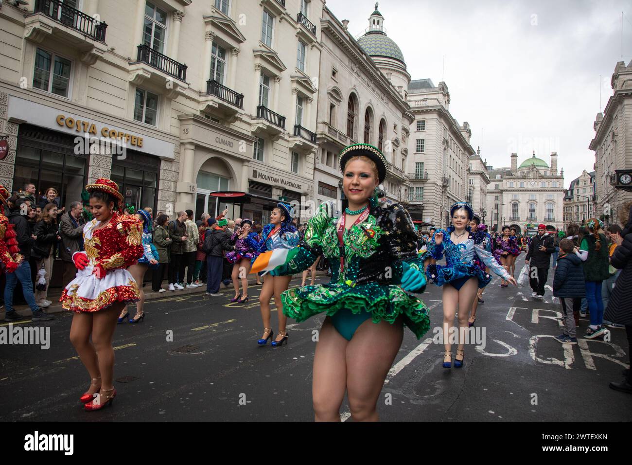 London, Großbritannien. März 2024. Tausende haben sich im Zentrum von London versammelt, um die jährliche St. Patrick's Day Parade. Quelle: Kiki Streitberger/Alamy Live News Stockfoto