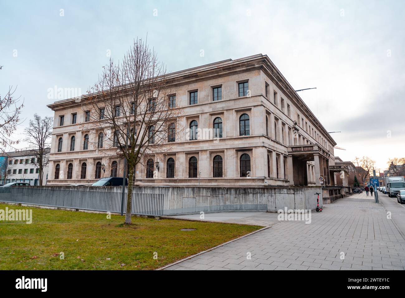 München - 23. Dezember 2021: Der Führerbau ist ein historisch bedeutsames Gebäude in Maxvorstadt, in dem derzeit die Hochschule für Musik und per untergebracht sind Stockfoto