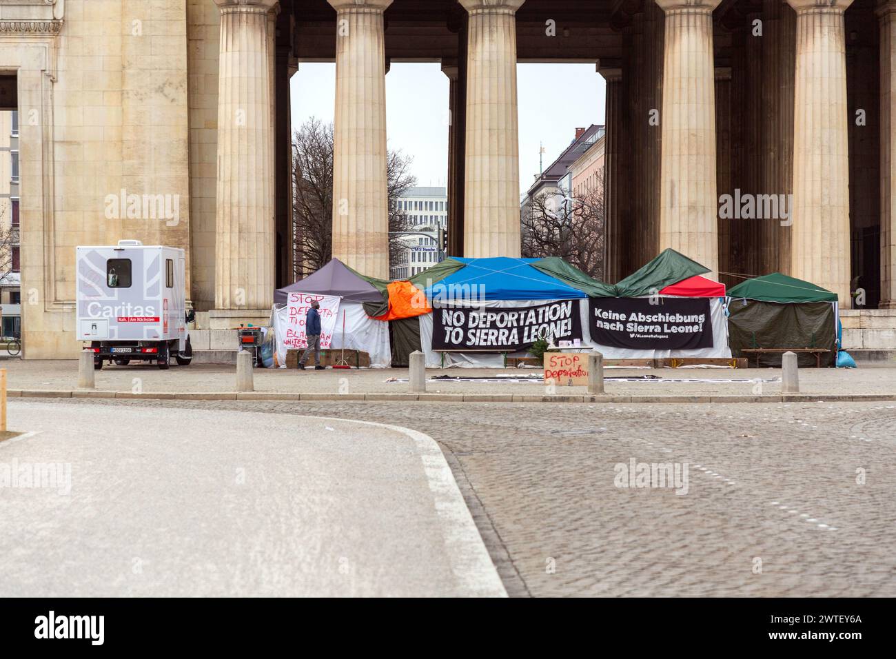 München - 24. Dezember 2021: Flüchtlingshäuser mit Spruchbändern gegen die anhaltende Deportation auf dem Königsplatz in München. Stockfoto