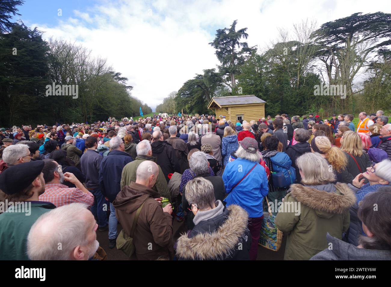 Hunderte von Right to Roam Demonstranten marschierten am 17. März 2024 durch den Cirencester Park. Gloucestershire Bathurst Estate führt jetzt Eintrittsgelder ein. Der Park ist seit über 300 Jahren frei zugänglich. Unter den Demonstranten war der Nachfahre von Henry Irwin Jenkinson, Sheila Wiggins. Henry Irwin Jenkinson führte 1887 den Latrigg Fell Trespass in Keswick an Stockfoto