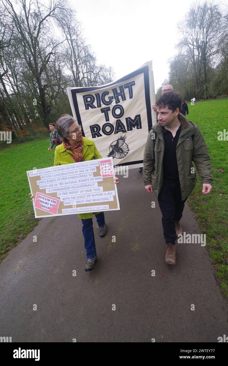 Hunderte von Right to Roam Demonstranten marschierten am 17. März 2024 durch den Cirencester Park. Gloucestershire Bathurst Estate führt jetzt Eintrittsgelder ein. Der Park ist seit über 300 Jahren frei zugänglich. Unter den Demonstranten war der Nachfahre von Henry Irwin Jenkinson, Sheila Wiggins. Henry Irwin Jenkinson führte 1887 den Latrigg Fell Trespass in Keswick an Stockfoto