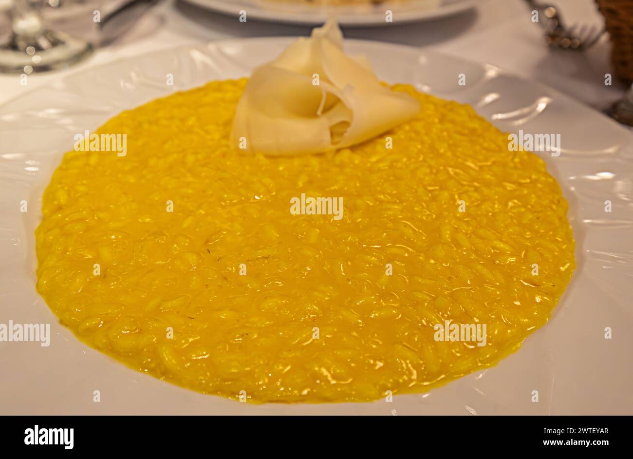 Gericht mit köstlichem Safranrisotto. Italienisches Essen. Nahaufnahme, selektiver Fokus. Stockfoto