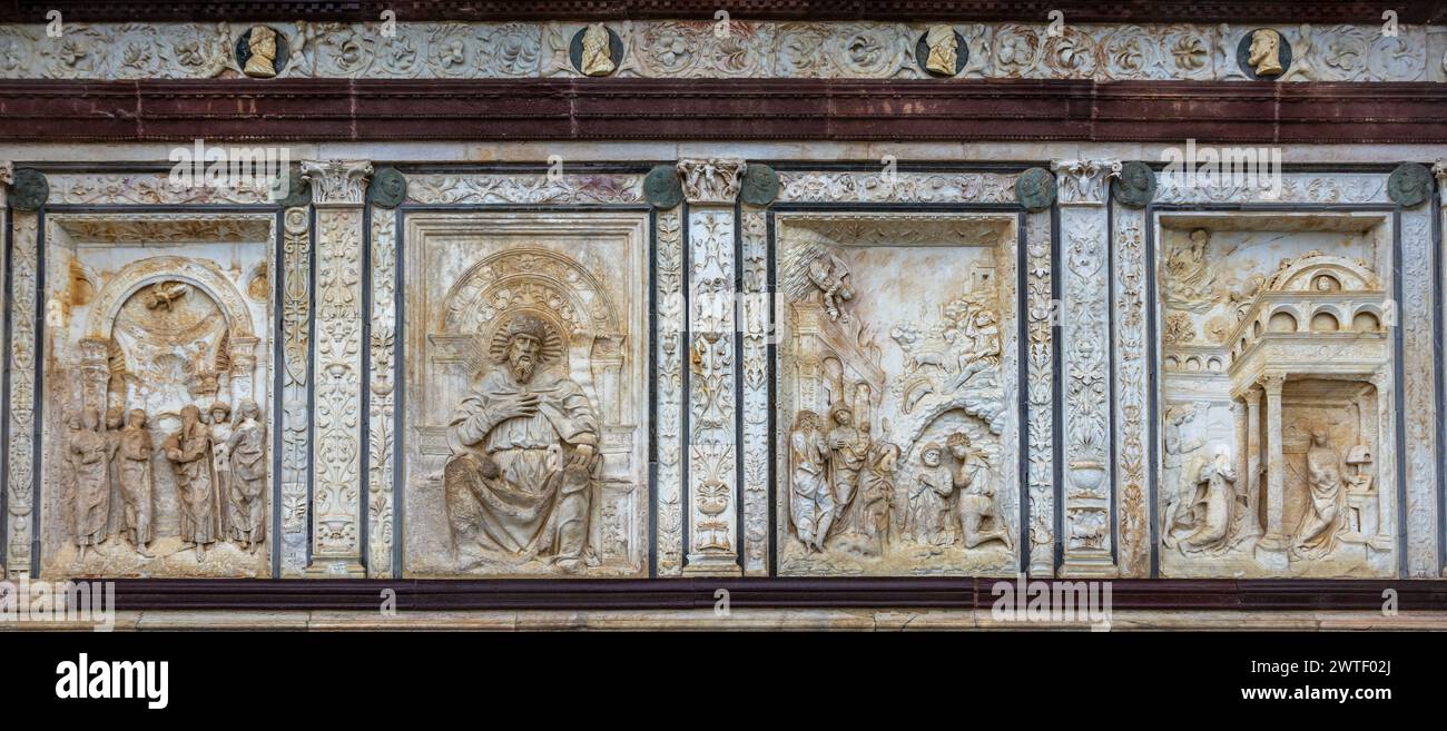 Pavia, Italien - 27. Februar 2024: Certosa di Pavia, eine mittelalterliche Kirche und ein Kloster in Pavia, Italien, an einem regnerischen Tag. Stockfoto
