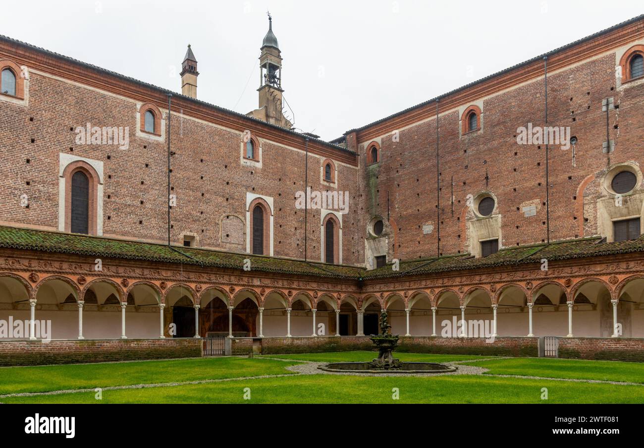 Pavia, Italien - 27. Februar 2024: Certosa di Pavia, eine mittelalterliche Kirche und ein Kloster in Pavia, Italien, an einem regnerischen Tag. Stockfoto