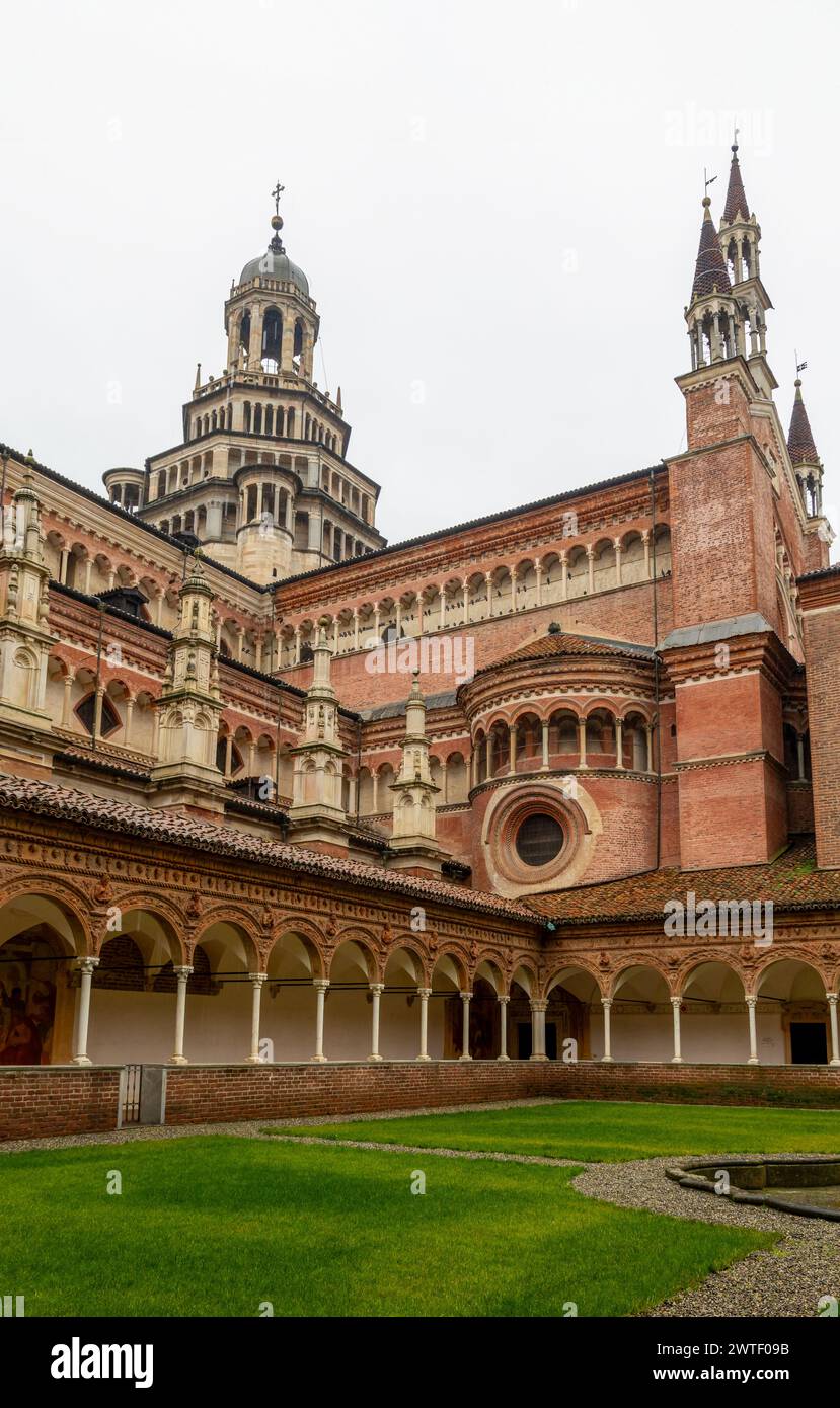 Pavia, Italien - 27. Februar 2024: Certosa di Pavia, eine mittelalterliche Kirche und ein Kloster in Pavia, Italien, an einem regnerischen Tag. Stockfoto