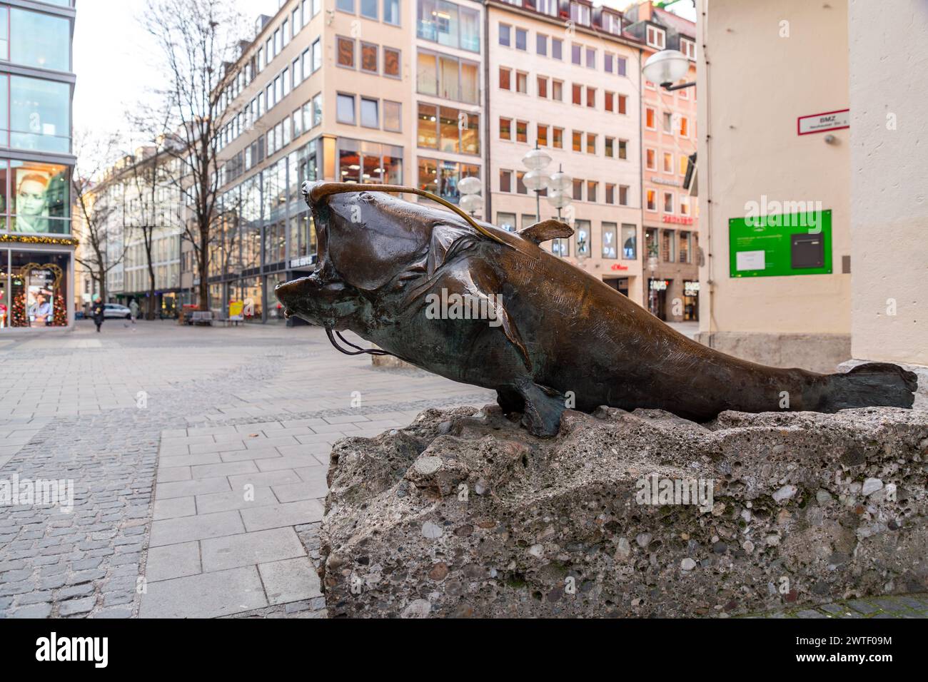 München - 23. Dezember 2021: Wallers-Skulptur vor dem Fischerei- und Jagdmuseum am Marienplatz. Nachbildung des Porzellins Stockfoto