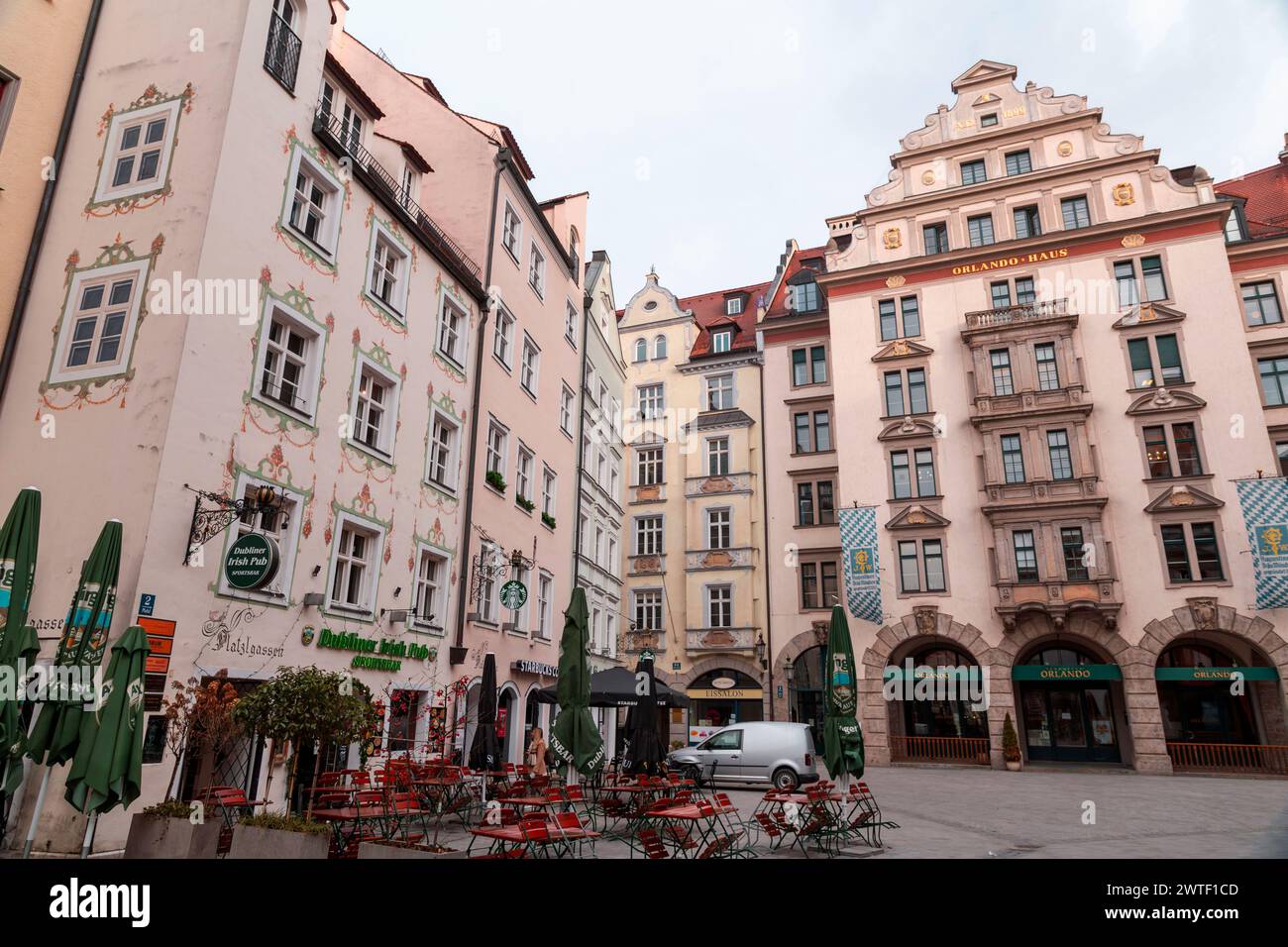 München, Deutschland - 24. Dezember 2021: Außensitze von Restaurants und Cafés in den Hauptstraßen von München, Bayern, Deutschland. Stockfoto