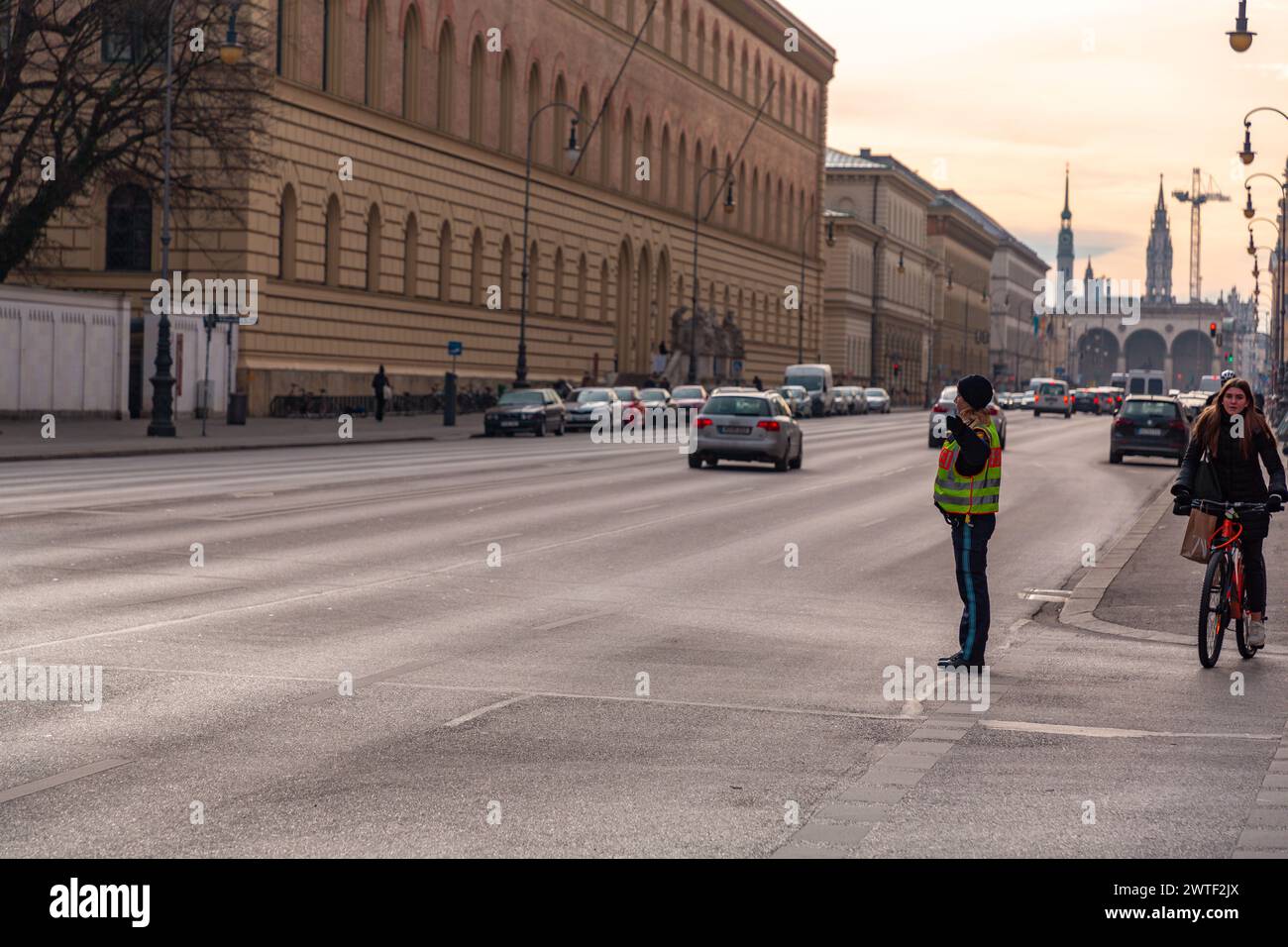 München - 23. Dezember 2021: Verkehrspolizistinnen arbeiten an der Leopoldstraße in München. Stockfoto