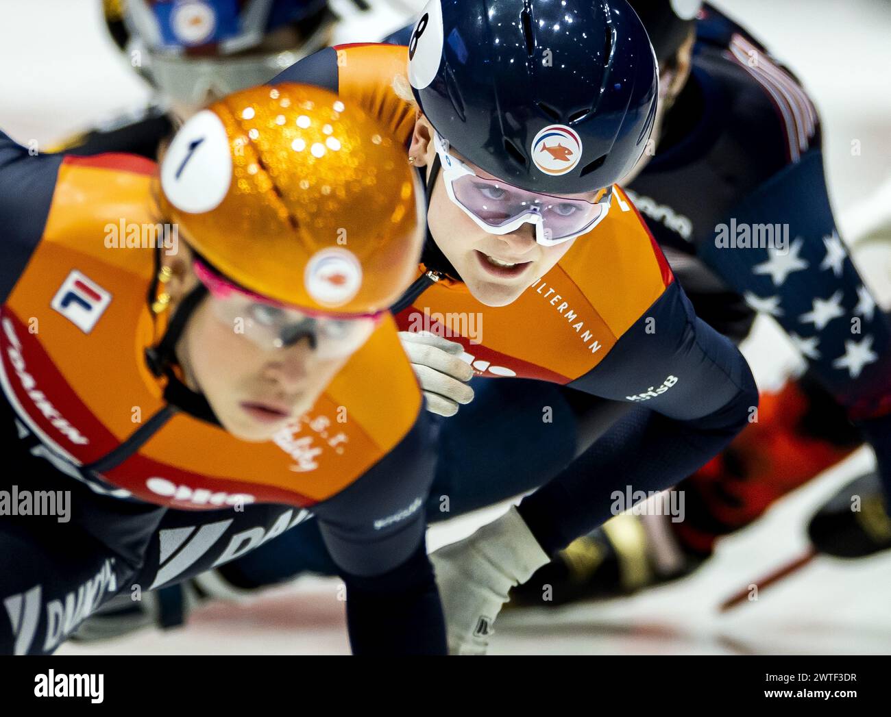 ROTTERDAM - Suzanne Schulting (NED) und Xandra Velzeboer (NED) im Halbfinale 1000 Meter Frauen bei den Kurzstreckenweltmeisterschaften in Ahoy. ANP KOEN VAN WEEL Stockfoto