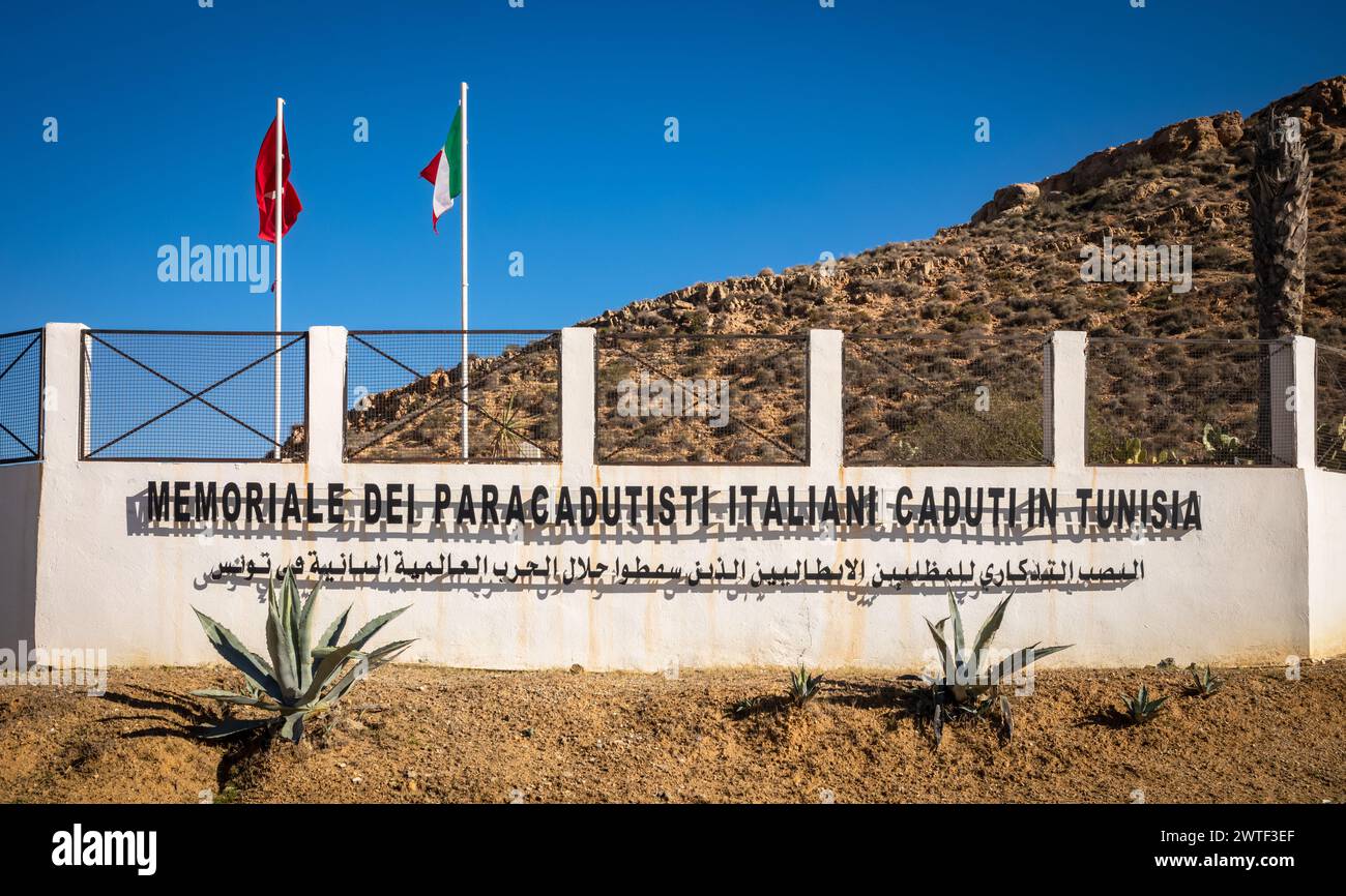 Gedenkstätte für die gefallenen Fallschirmspringer in Tunesien zum Gedenken an die italienische Axis Folgore Fallschirmbrigade, Takrouna, Tunesien Stockfoto