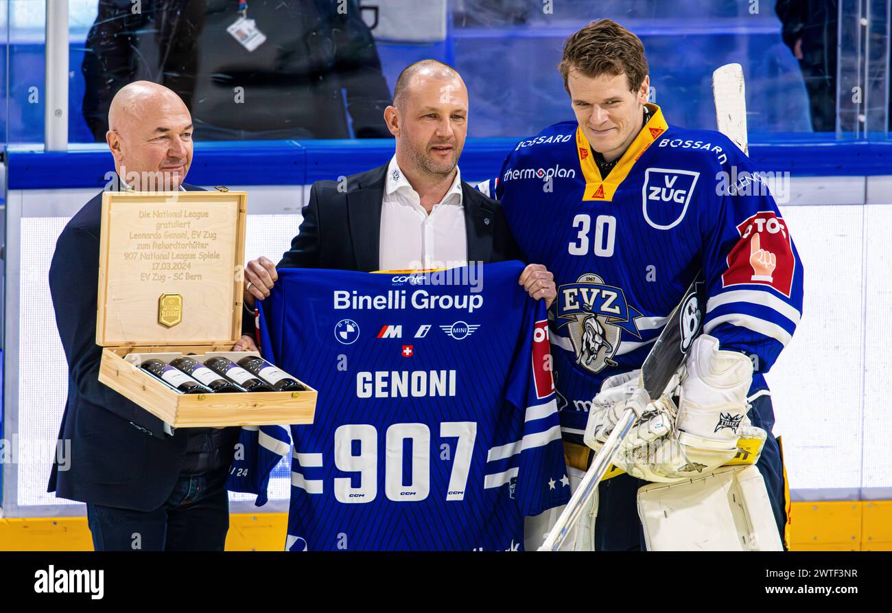 Zug, Schweiz, 17. März 2024: Torhüter #30 Leonardo Genoni (EV Zug) wird für 907 Nationalligaspiele ausgezeichnet. Links neben dem Chef der Nationalliga Denis Vaucher, mitten in Reto Kläy (Sportleiter EV Zug) (Foto: Andreas Haas/dieBildmanufaktur) Credit: DieBildmanufaktur/Alamy Live News Stockfoto