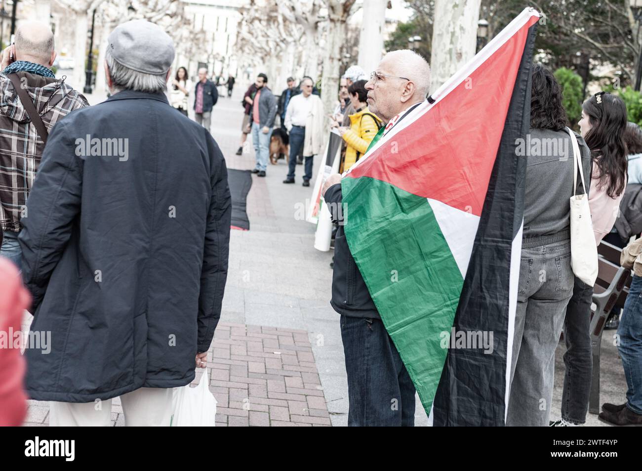 Demonstration zur Unterstützung Palästinas. Säcke mit Mehl und roter Farbe werden auf den Boden geworfen, um gegen den Mangel an Nahrungsmitteln für die Zivilbevölkerung zu protestieren. Stockfoto
