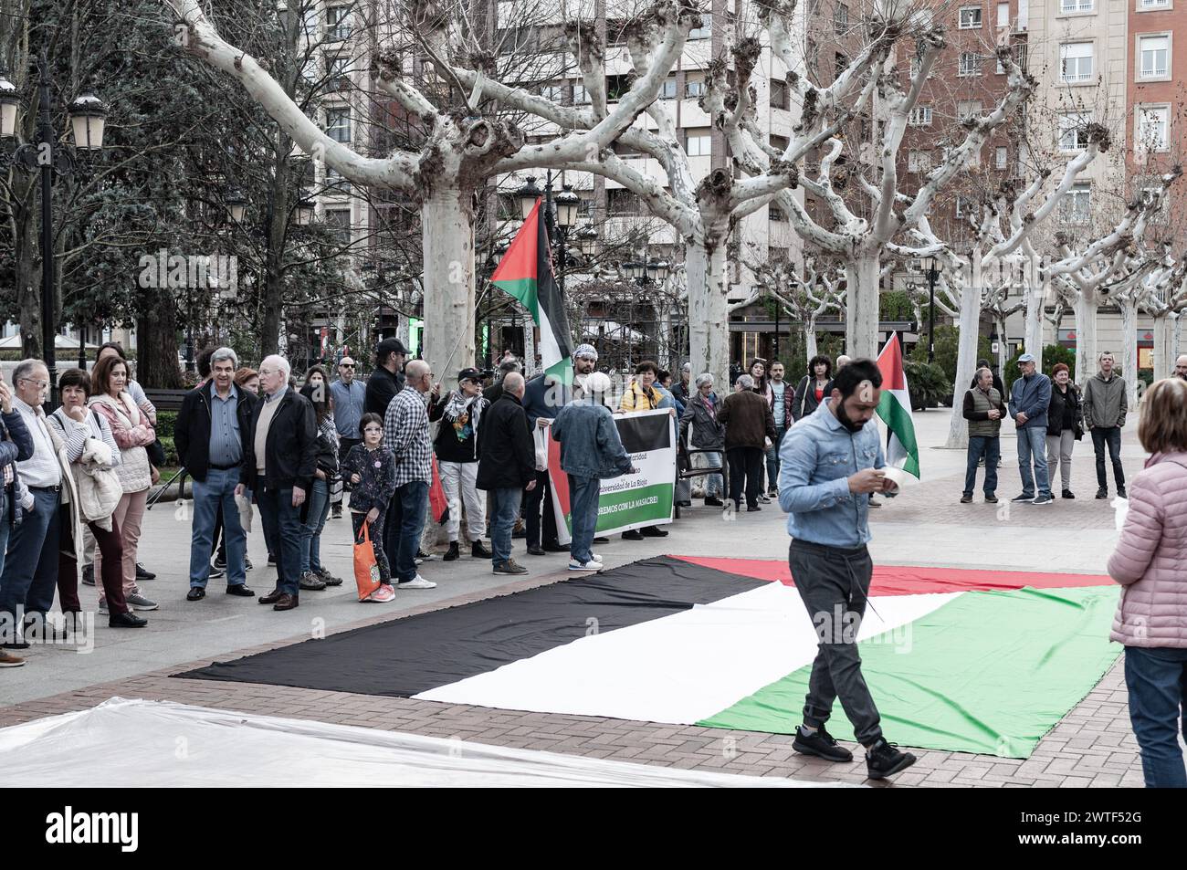Demonstration zur Unterstützung Palästinas. Säcke mit Mehl und roter Farbe werden auf den Boden geworfen, um gegen den Mangel an Nahrungsmitteln für die Zivilbevölkerung zu protestieren. Stockfoto
