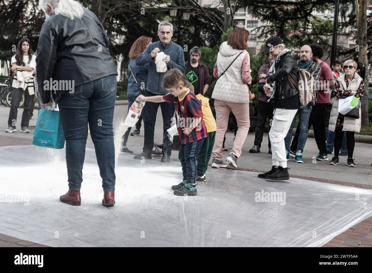 Demonstration zur Unterstützung Palästinas. Säcke mit Mehl und roter Farbe werden auf den Boden geworfen, um gegen den Mangel an Nahrungsmitteln für die Zivilbevölkerung zu protestieren. Stockfoto