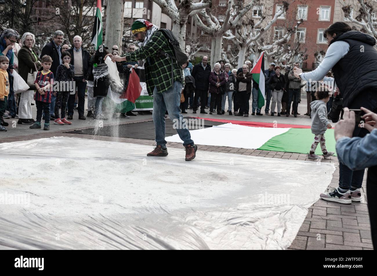 Demonstration zur Unterstützung Palästinas. Säcke mit Mehl und roter Farbe werden auf den Boden geworfen, um gegen den Mangel an Nahrungsmitteln für die Zivilbevölkerung zu protestieren. Stockfoto