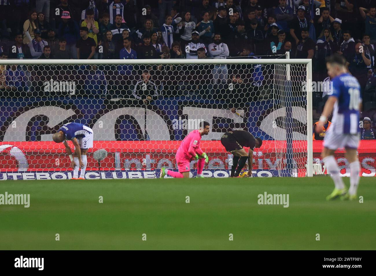 Porto, Portugal. März 2024. Porto, 03/16/2024 - der Futebol Clube do Porto hat Vizela heute Abend im Estádio do Dragão ausgetragen, in einem Spiel für die 26. Runde der I League 2023/24. Eigenes Tor von Pepe Francisco Conceição und Diogo Costa (Ivan Del Val/Global Imagens) Credit: Atlantico Press/Alamy Live News Stockfoto