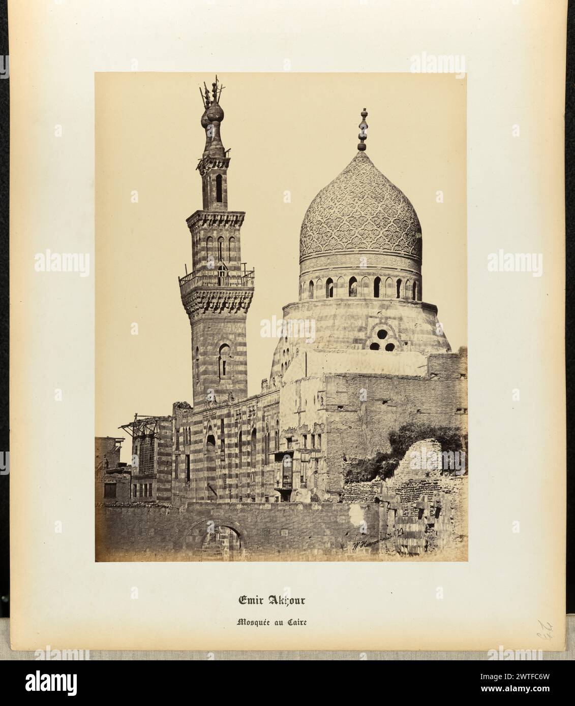 Emir Akhour Moschee. Wilhelm Hammerschmidt, Fotograf (deutsch, geb. Preußen, gestorben 1869) 1860er Jahre eine Außenansicht der Emir Akhour Moschee in Kairo, Ägypten. Die Moschee hat eine große Turmstruktur mit einem Kuppeldach und ihre Ziegelsteine haben ein horizontales Streifenmuster, wie auch das Minarett. (Recto) oben rechts, in Bleistift: '23'; (rückseitig) unten links, in Bleistift: 'A 32 35 (Ham)'; Stockfoto Emir Akhour Moschee. Wilhelm Hammerschmidt, Fotograf (deutsch, geb. Preußen, gestorben 1869) 1860er Jahre eine Außenansicht der Emir Akhour Moschee in Kairo, Ägypten. Die Moschee hat eine große Turmstruktur mit einem Kuppeldach und ihre Ziegelsteine haben ein horizontales Streifenmuster, wie auch das Minarett. (Recto) oben rechts, in Bleistift: '23'; (rückseitig) unten links, in Bleistift: 'A 32 35 (Ham)'; Stockfoto