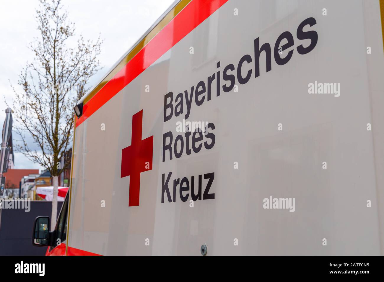 Schwabmünchen, Bayern, Deutschland - 17. März 2024: Rettungswagen vom Bayerischen Roten Kreuz. Ausgestellt beim Frühlingsfest in Schwabmünchen *** Krankenwagen Rettungsdienst Fahrzeug vom Bayerischen Roten Kreuz. Ausgestellt auf dem Frühlingsfest in Schwabmünchen Stockfoto