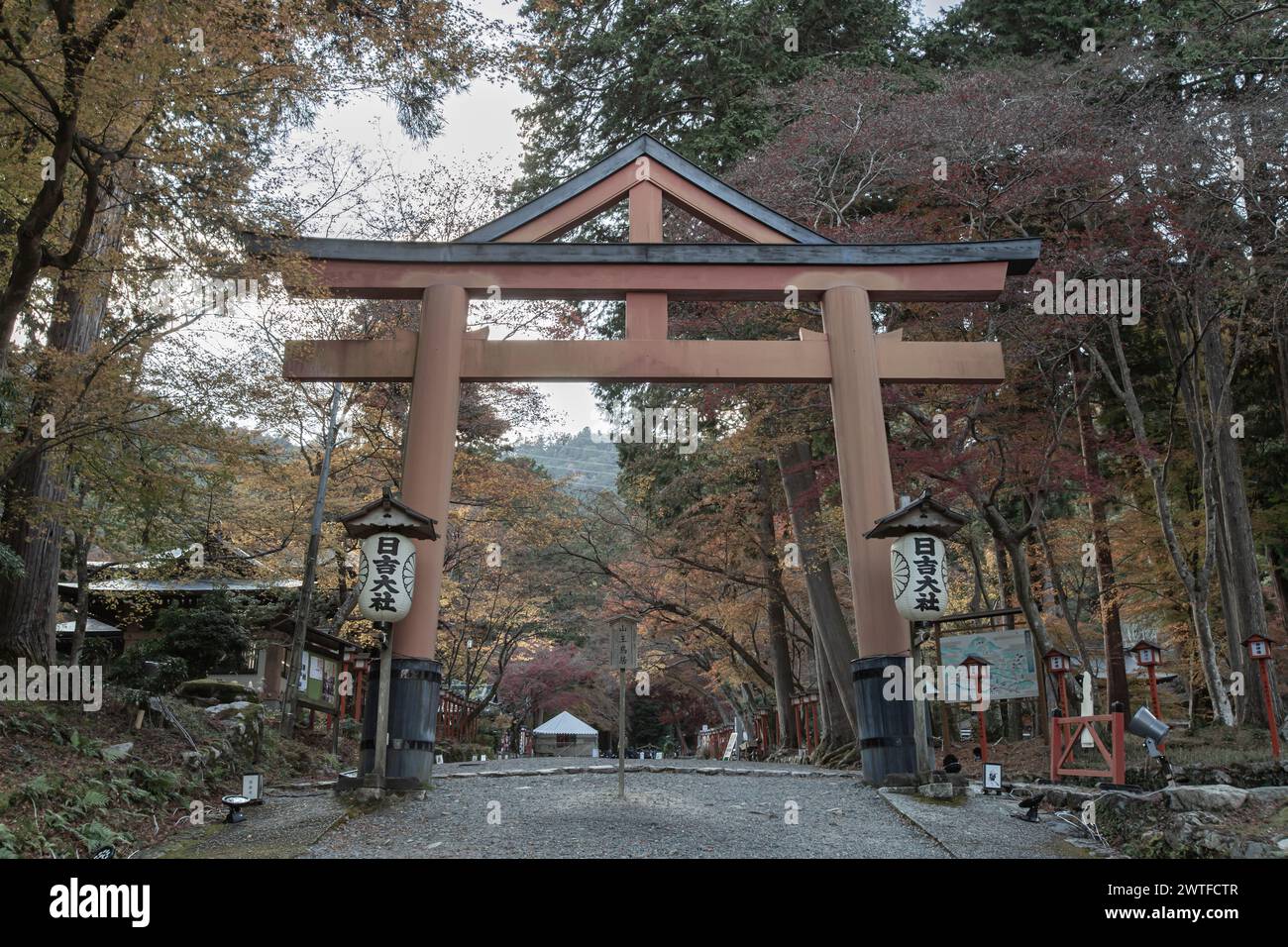 Das San-nou Torii in Hiyoshi Taisha. Hiyoshi Taisha wird auch Sanno-san genannt, und aus diesem Grund wird das Torii-Tor als San-nou Torii bezeichnet. Stockfoto