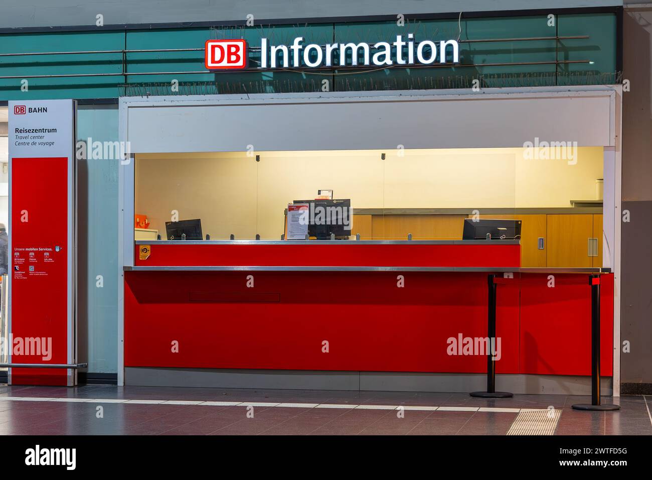 Koblenz, Deutschland - 19. Februar 2024: Informationsstand der Derman-Bundesbahn (DB) im Koblenzer Hauptbahnhof Stockfoto