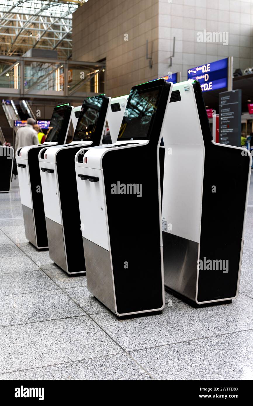 Flughafen Frankfurt - 19. Februar 2024: Mehrere Check-in Automaten am Frankfurter Flughafen Stockfoto