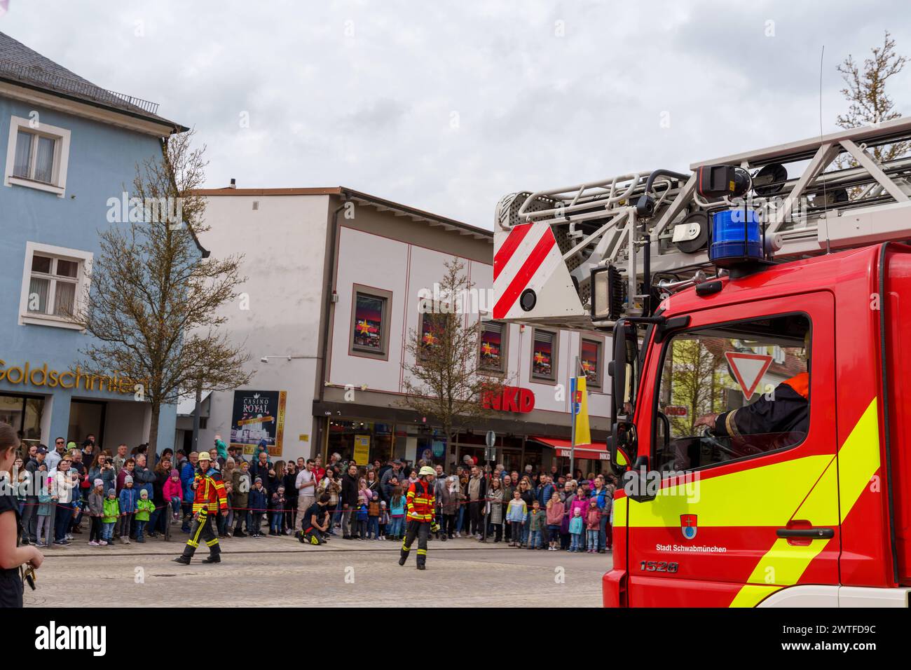 Schwabmünchen, Bayern, Deutschland - 17. März 2024: Feuerwehr-Einsatzfahrzeug, Schriftzug und Logo auf dem Rettungsfahrzeug.mit vielen Feuerwehrfahrzeugen auf dem Schwabmünchener Frühlingsfest ausgestellt *** Einsatzfahrzeug der Feuerwehr, Schriftzug und Logo auf dem Rettungsfahrzeug. Ausgetsellt mit vielen Feuerwehrautos auf dem Frühlingsfest Schwabmünchen Stockfoto