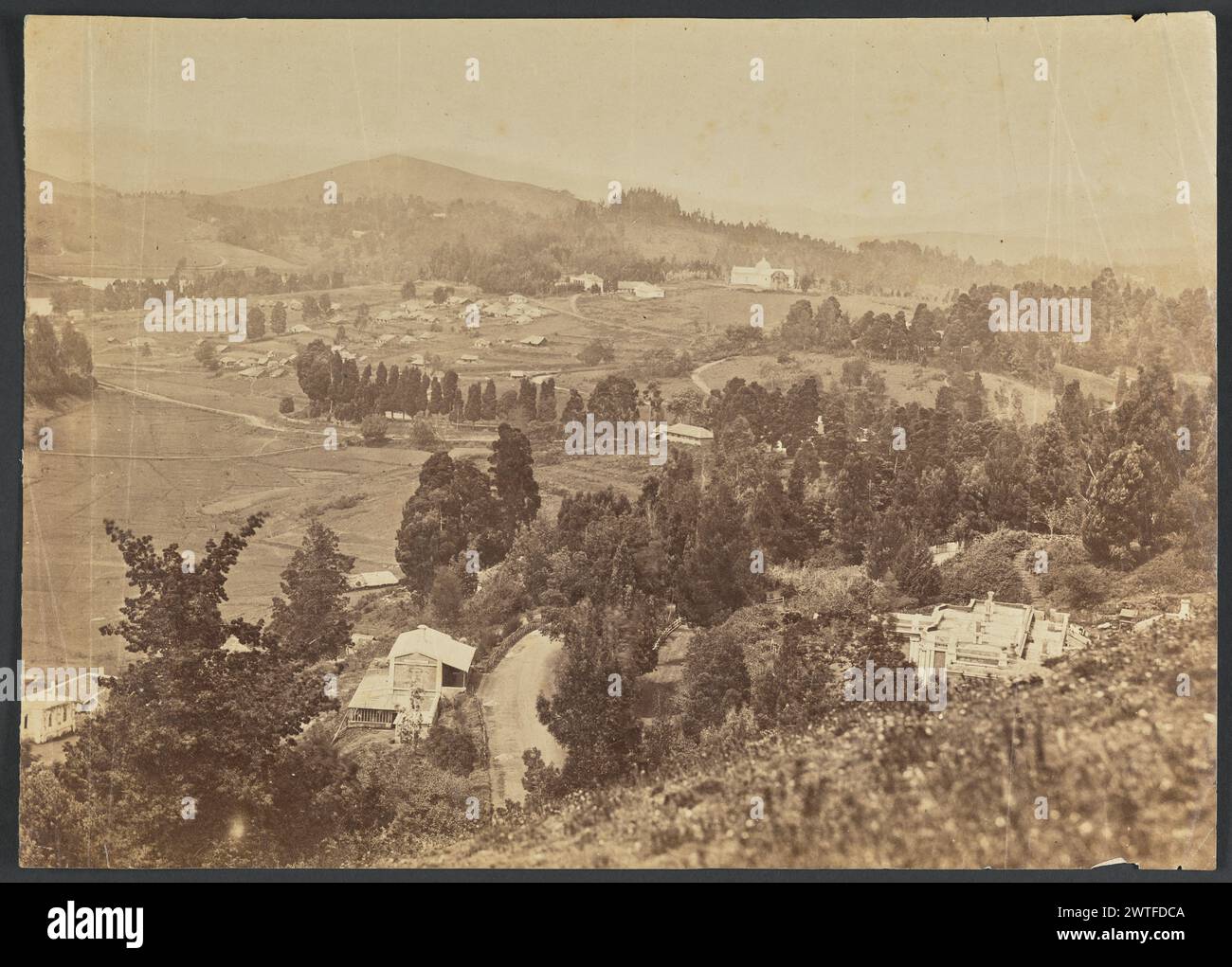 Ootacamund. Nilgeris. Unbekannt, Fotograf um 1866–1870 Teil drei eines dreiteiligen Panoramablicks auf die Bergstation Ootacamund oder Ooty. Diese erhöhte Aussicht zeigt eine Reihe von Gebäuden an den weitläufigen Hängen, einschließlich eines Kuppelgebäudes in der Ferne. (Rückseitig, bedruckt) oben links, in Bleistift: '4'; unten links, in Bleistift: '4 [Upside down]'; unten links, in Bleistift, in einer anderen Hand: '140'; Stockfoto