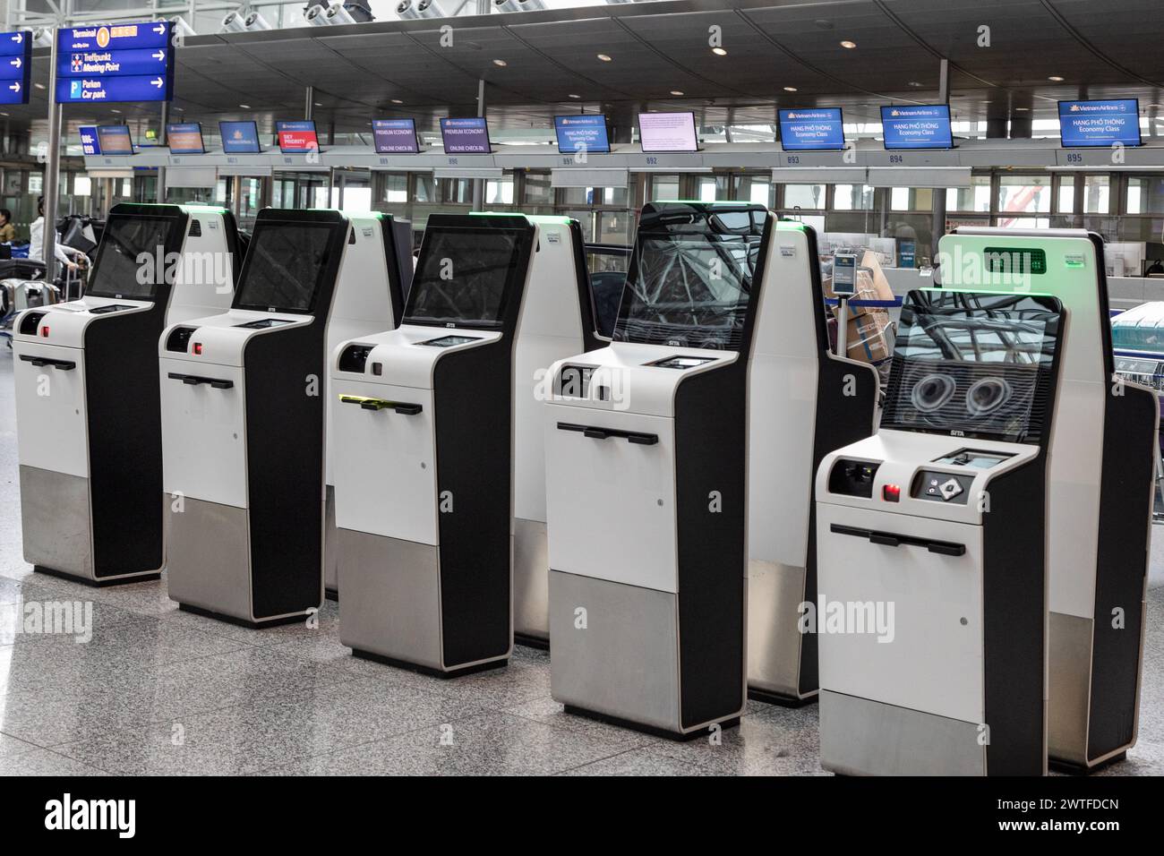 Flughafen Frankfurt - 19. Februar 2024: Mehrere Check-in Automaten am Frankfurter Flughafen Stockfoto