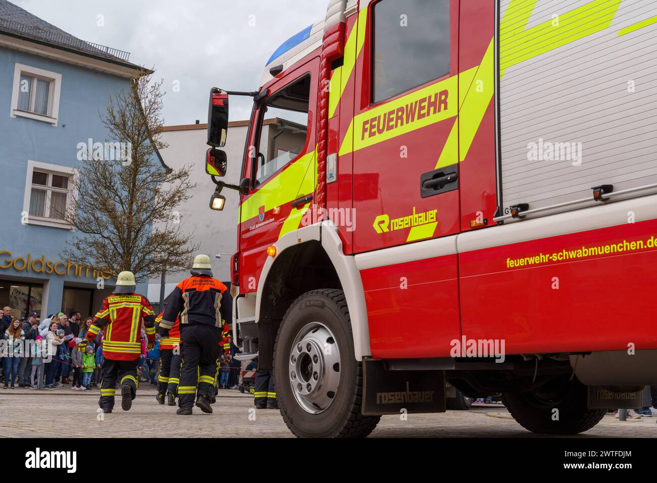 Schwabmünchen, Bayern, Deutschland - 17. März 2024: Feuerwehr-Einsatzfahrzeug, Schriftzug und Logo auf dem Rettungsfahrzeug.mit vielen Feuerwehrfahrzeugen auf dem Schwabmünchener Frühlingsfest ausgestellt *** Einsatzfahrzeug der Feuerwehr, Schriftzug und Logo auf dem Rettungsfahrzeug. Ausgetsellt mit vielen Feuerwehrautos auf dem Frühlingsfest Schwabmünchen Stockfoto