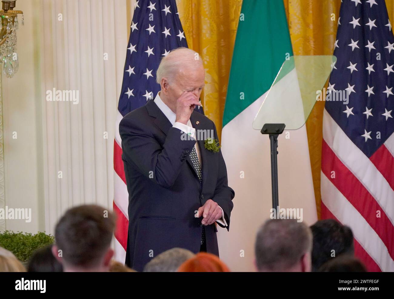 US-Präsident Joe Biden wischt sich die Augen ab, während Taoiseach Leo Varadkar während des St. Patrick's Day-Empfangs und der Shamrock-Zeremonie im East Room des Weißen Hauses in Washington DC während seines Besuchs in den USA zum St. Patrick's Day spricht. Bilddatum: Sonntag, 17. März 2024. Stockfoto