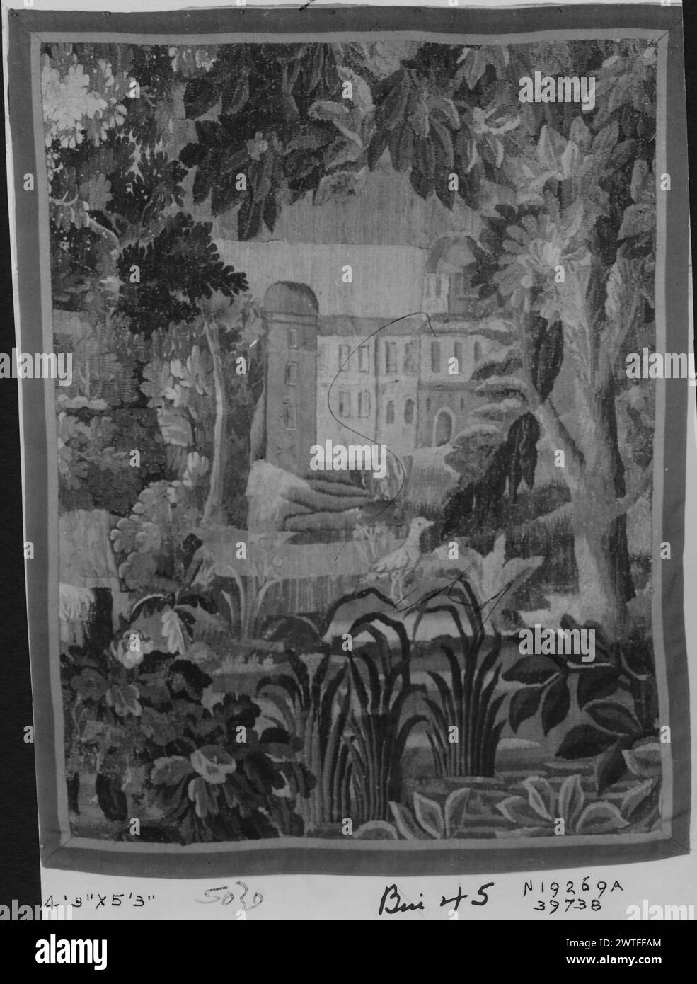 Vogel in der Landschaft. Unbekannt ca. 1700-1725 Gobelin Abmessungen: H 5'3' x B 4'3' Gobelin Materialien/Techniken: Unbekannt Kultur: French Weaving Center: Aubusson Besitz Geschichte: French & Co. Gekauft von A. L. Erlanger, fakturiert am 1.1935; verkauft an Guido R. Ra... [Rabu?] Jr. 1/13/1956. Vogel in der Nähe des Teichs, zwischen wilden Pflanzen und Bäumen; großes Gebäude mit kuppelförmigem Turm (L) im Hintergrund fehlt. French & Co. Stock Sheet im Archiv, 39738 Stockfoto