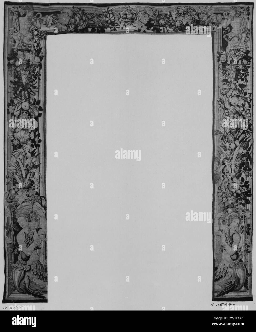 Cantonnière. Unbekannt ca. 1540-1560 Gobelin Abmessungen: H 12'1' x B 10' Gobelin Materialien/Techniken: Unbekannt Kultur: Flämisches Weberzentrum: Enghien Eigentumsgeschichte: Französisch & Co. Vereinigte Staaten, Pennsylvania, Philadelphia, Philadelphia Museum of Art, accno. 3842,4 & 5. Inschriften: Stadtzeichen am unteren Rand des linken Grenzabschnitts Verwandte Werke: Tafeln im Set: GCPA 0241440-0241441 Verwandte Werke: Ikonographisch ähnliche Grenze: Stockholm, Nationalmuseum, NM KHV. 18/1918 (mit Markierung von Oudenaarde und Weber) Stockfoto