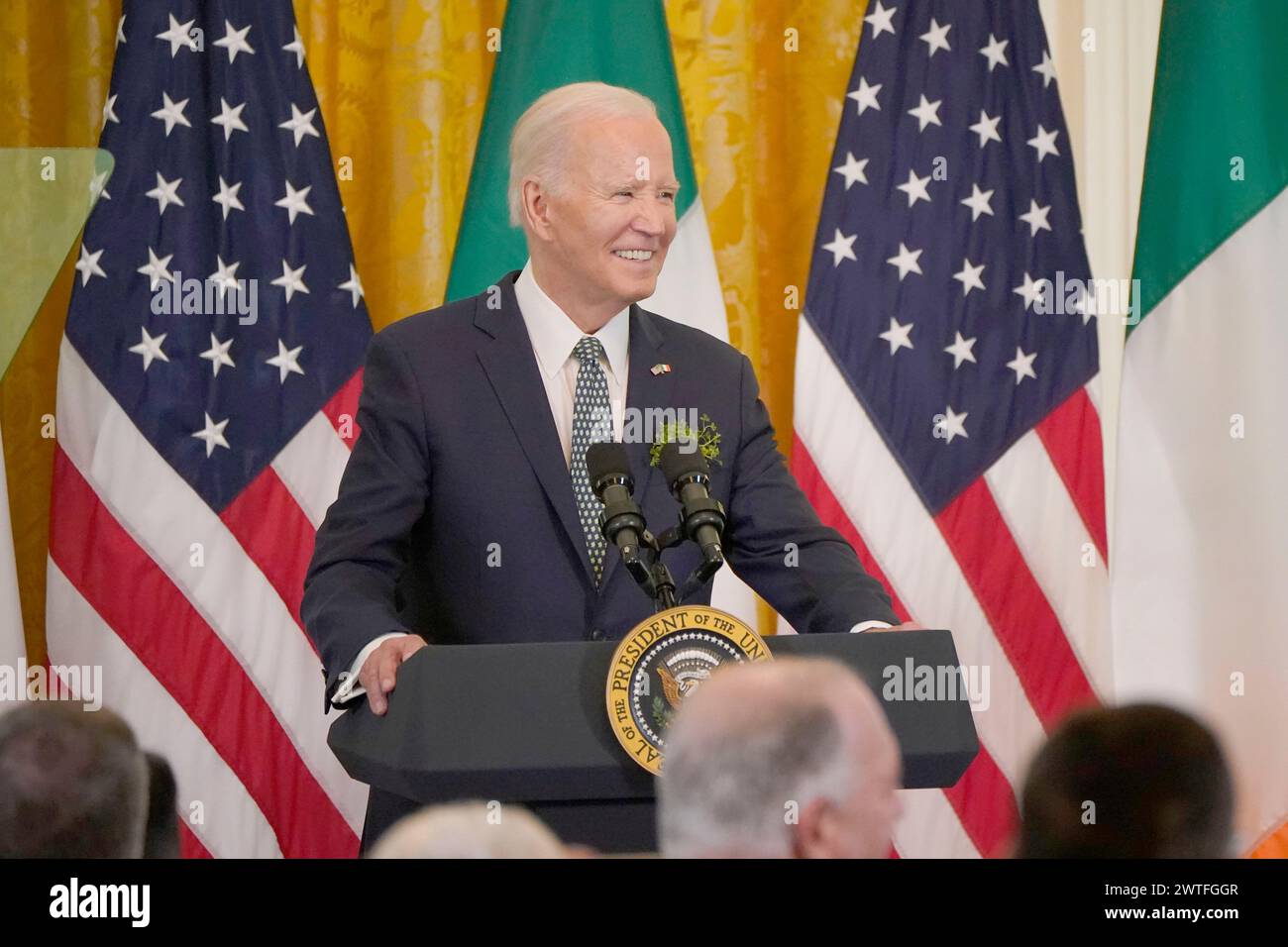 US-Präsident Joe Biden während des St. Patrick's Day-Empfangs und der Shamrock-Zeremonie im East Room des Weißen Hauses, Washington DC. Bilddatum: Sonntag, 17. März 2024. Stockfoto