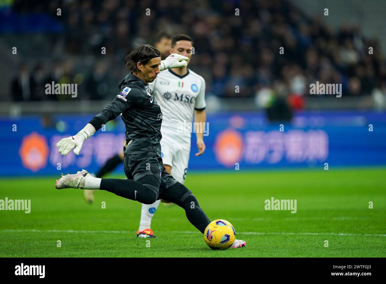 Mailand, Italien. März 2024. Mailand, Italien, 17. März 2024: Torhüter Yann Sommer (1 Inter) schießt den Ball während des Seria A Fußballspiels zwischen FC Internazionale und SSC Napoli in San Siro in Mailand. (Daniela Porcelli/SPP) Credit: SPP Sport Press Photo. /Alamy Live News Stockfoto