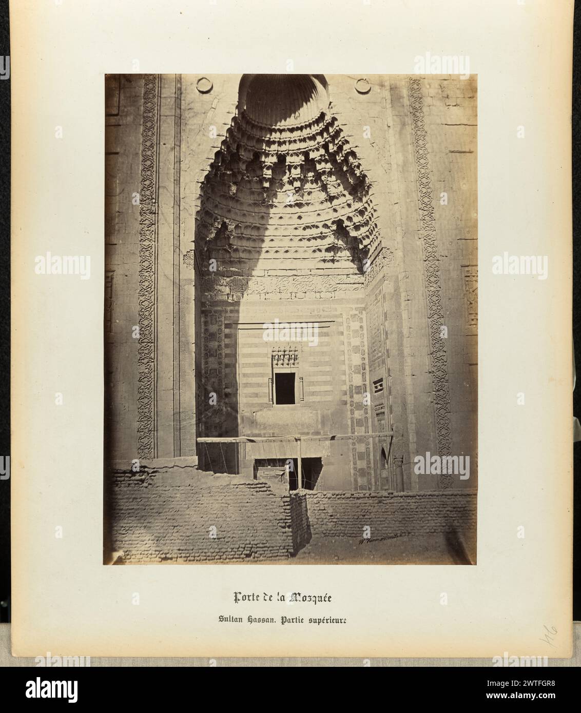Moscheetür. Wilhelm Hammerschmidt, Fotograf (deutsch, geb. Preußen, gestorben 1869) 1860er Jahre Ein sehr hohes gewölbtes Tympanon über Tür und Fenster mit geometrischen niederen und hohen Reliefmustern, die über das gestreifte Muster gemeißelt sind. Links oben im Bleistift: '24'; links unten im Bleistift: 'A 32 36 (Schinken)'; Stockfoto Moscheetür. Wilhelm Hammerschmidt, Fotograf (deutsch, geb. Preußen, gestorben 1869) 1860er Jahre Ein sehr hohes gewölbtes Tympanon über Tür und Fenster mit geometrischen niederen und hohen Reliefmustern, die über das gestreifte Muster gemeißelt sind. Links oben im Bleistift: '24'; links unten im Bleistift: 'A 32 36 (Schinken)'; Stockfoto