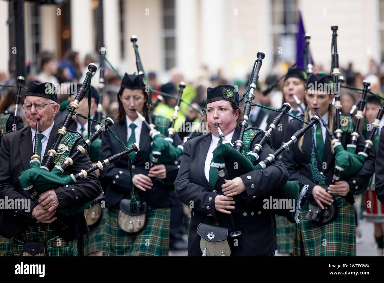 London, Großbritannien. März 2024. Während der jährlichen Festparade zum St. Patrick's Day in London spielen Musiker Luftröhre. Tausende von Menschen kleiden sich grün und nehmen an der jährlichen St. Patrick's Day Parade im Zentrum von London Teil. St. Patrick's Day, oder das fest des Heiligen Patrick, ist ein religiöser und kultureller Feiertag in Irland, der am 17. März zum traditionellen Tod des Heiligen Patrick stattfindet. Quelle: SOPA Images Limited/Alamy Live News Stockfoto