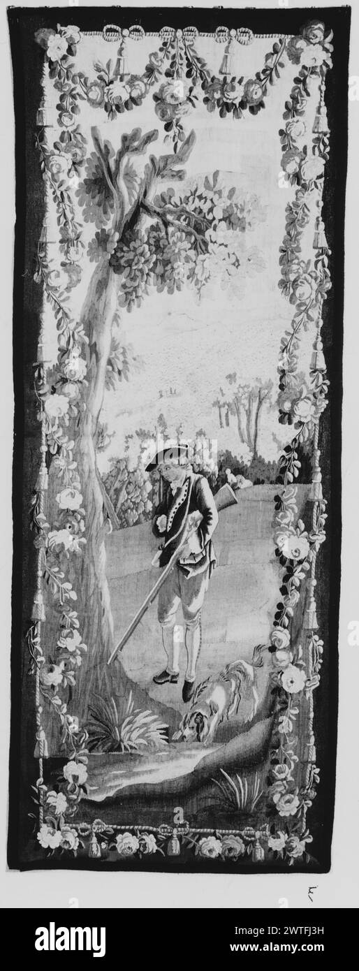 Hunter mit Hund, der aus einem Fluss trinkt. Unbekannt ca. 1770-1790 Gobelin Materialien/Techniken: Unbekannt Kultur: Französisches Weberzentrum: Aubusson Besitz Geschichte: Französisch & Co. In einer Landschaft mit Bäumen, einem Jäger, der mit seinem Geflügelstück als Hund steht, trinkt aus dem Fluss (BRD) in einem mit Seilen und hängenden Quasten mit Bogenbindung und floralem Festoon bekleideten Rahmen wird der Designer nicht identifiziert. French & Co. Stock Sheet fehlt im Archiv, 33007-e Verwandte Werke: Panels im Satz: GCPA 0240484-0240486, 0184443-0184445 Stockfoto