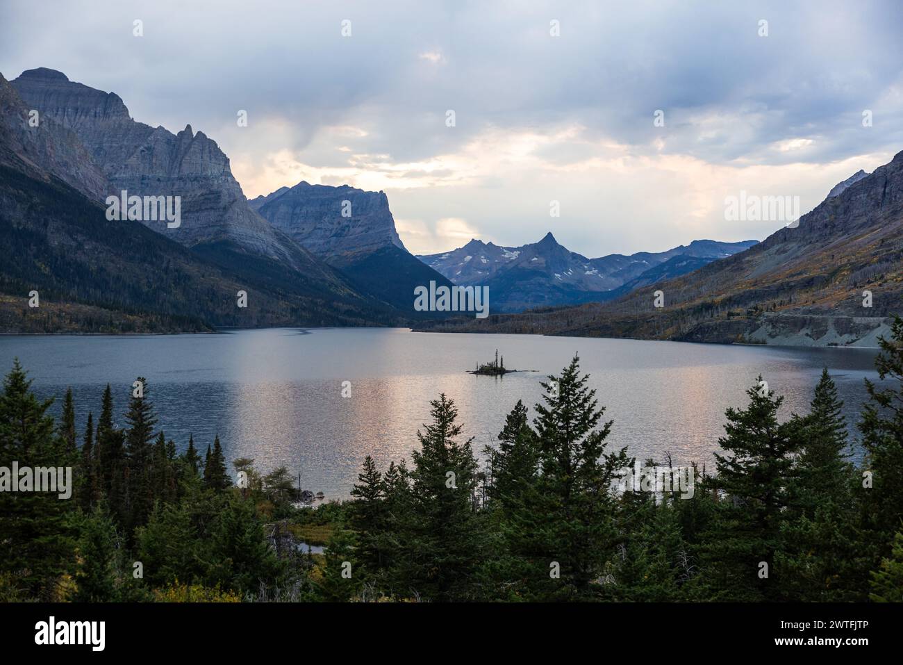 Einer der beliebtesten und landschaftlich reizvollsten Aussichtspunkte im Glacier National Park, der Blick auf Goose Island in St Mary Lake nahe dem Osteingang des Parks Stockfoto