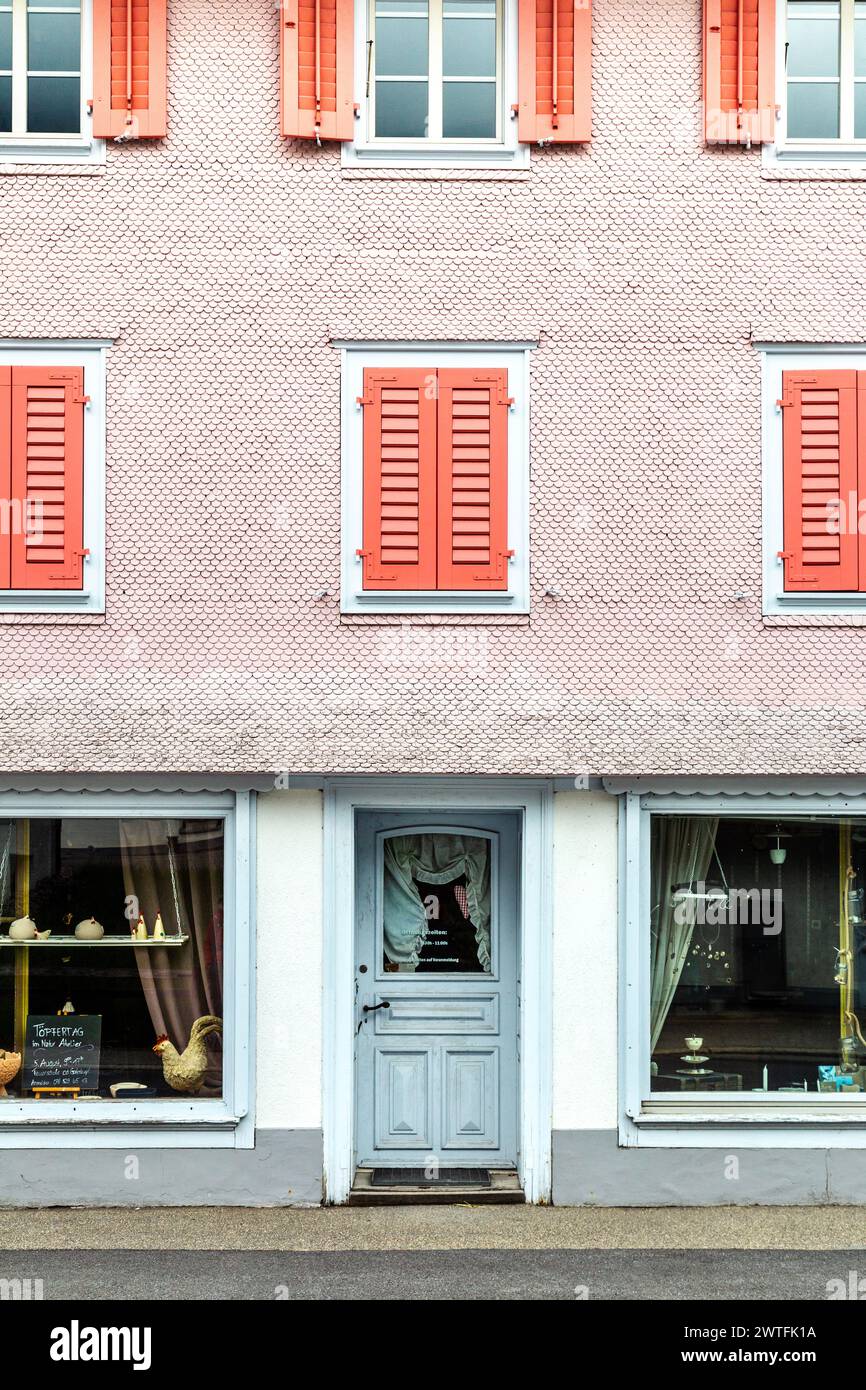 Äußere eines Pastellfarbenhauses, Lungern, Schweiz Stockfoto