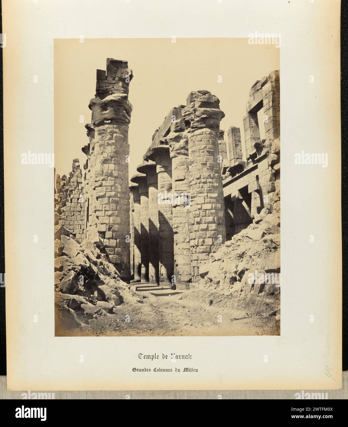 Große Hypostilhalle, Tempel von Karnak. Wilhelm Hammerschmidt, Fotograf (deutsch, geb. Preußen, gestorben 1869) 1860er Jahre Ein Nahbild der großen Säulen, aus denen die große Hypostilhalle am Karnak-Tempelkomplex besteht. Jede Säule hat Hieroglyphen mit niedrigem Relief. (Recto) oben rechts, in Bleistift: '45'; (rückseitig) unten links, in Bleistift: 'A 32 57 (Ham)'; Stockfoto