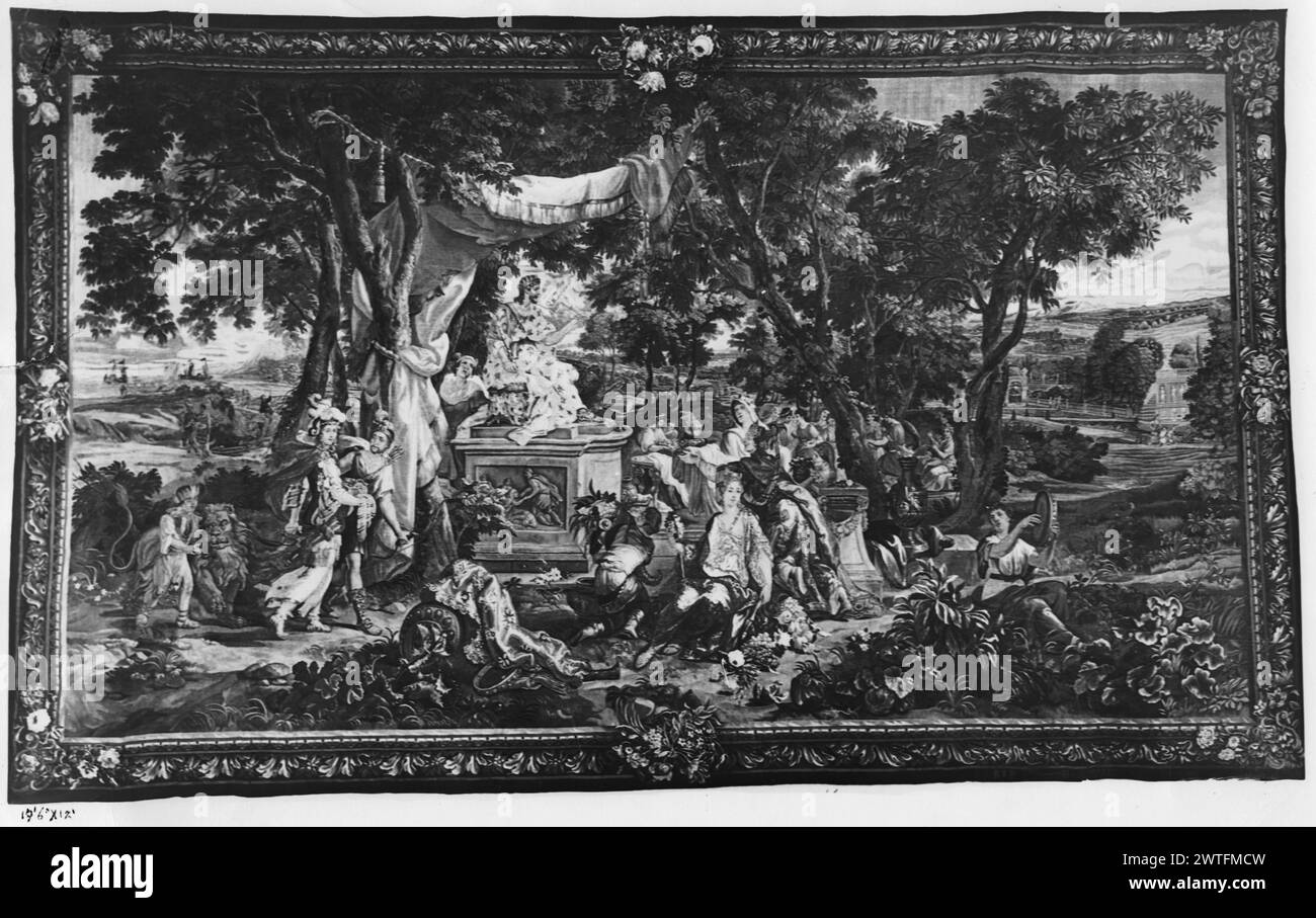 Landschaft mit Jupiter. Reydams, Heinrich II (Flämisch, ACT.1665-1719) (Werkstatt) [Weber] ca. 1720 Gobelin Abmessungen: H 12' x B 19'6' Gobelin Materialien/Techniken: Unbekannt Kultur: Flämisches Weberzentrum: Brüsseler Besitz Geschichte: Französisch & Co. Inschriften: Stadtzeichen in der unteren Wache, rechts von der Mitte Inschriften: Gewebte Unterschrift in der unteren Wache, rechte Ecke [nicht sichtbar auf Foto] Jupiter thront auf Sockel unter dem Baldachin und umgeben von Göttern (?) & Göttinnen (?) (BRD) Akanthusblatt-Ornament mit Blumenstrauß in der Mitte jedes Randes und in jeder Ecke fehlt französisches & Co.-Blatt Stockfoto