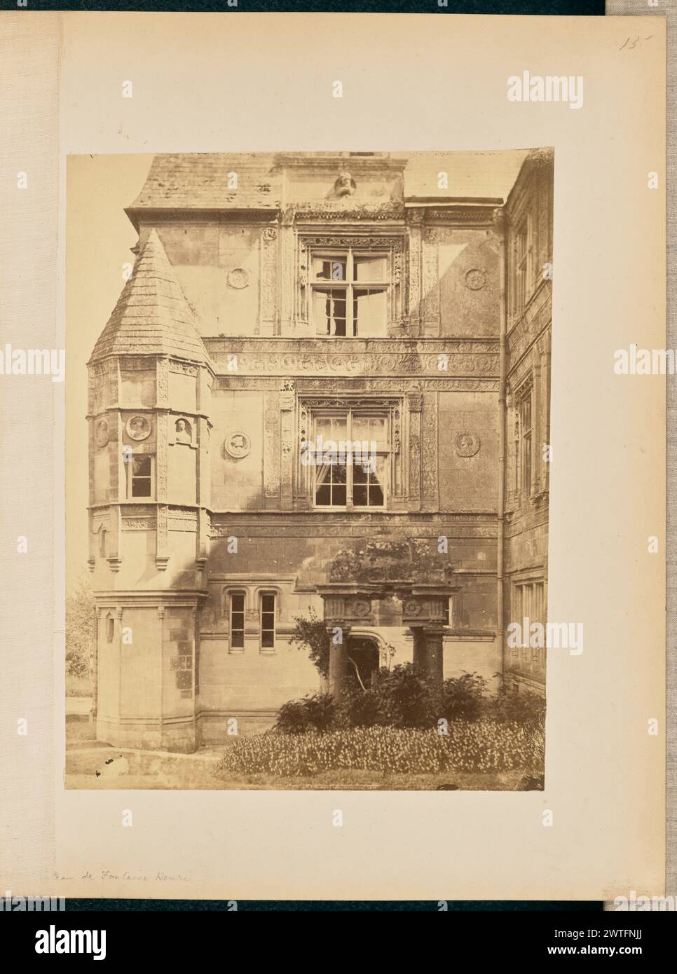 Château de Fontaine-Henri. William J. Stillman, Fotograf (Amerikaner, 1828–1901) um 1861 Ansicht einer inneren Ecke des Château de Fontaine-Henry. Das Gebäude verfügt über geschnitzte Medaillons mit verschiedenen Figuren, meist im Profil, und ein polygonaler Turm an einer Ecke zeigt eine Büste, die in einer bogenförmigen Aussparung angeordnet ist. Die Verkleidung um die Fenster und zwischen dem Boden, der ersten und zweiten Etage ist mit detaillierten Schnitzereien versehen. Oben rechts, handgeschrieben mit Bleistift: '15'; unten links, handgeschrieben mit Bleistift: '[teilweise mit Stoffbindeband bedeckt]eau de Fontaine Henri' Stockfoto