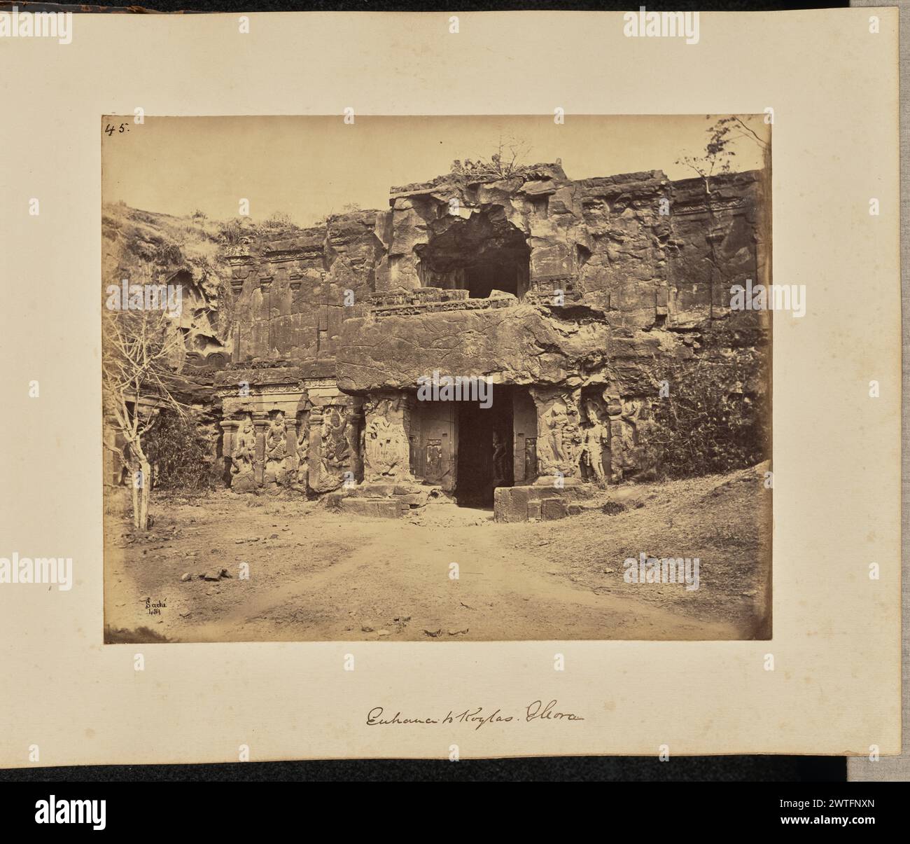 Eintritt zu Koylas. Ellora. John Edward Saché, Fotograf (preußisch oder britisch, geb. Preußen, 1824–1882) um 1869 Ansicht des Eingangs zum Kailasa- oder Kailasanatha-Tempel. Der Eingang verfügt über geschnitzte Reliefs und Säulen sowie einen Balkon über dem Eingang. (Recto, Druck) oben links, in schwarzer Tinte: '45.'; unten links, im negativ beschriftet: '451'; (Recto, Mount) unten in der Mitte, in brauner Tinte: 'Entrance to Koylas. Ellora."; (Verso, Mount) unten links, in Bleistift: "A48.114 (Saché)"; Stockfoto