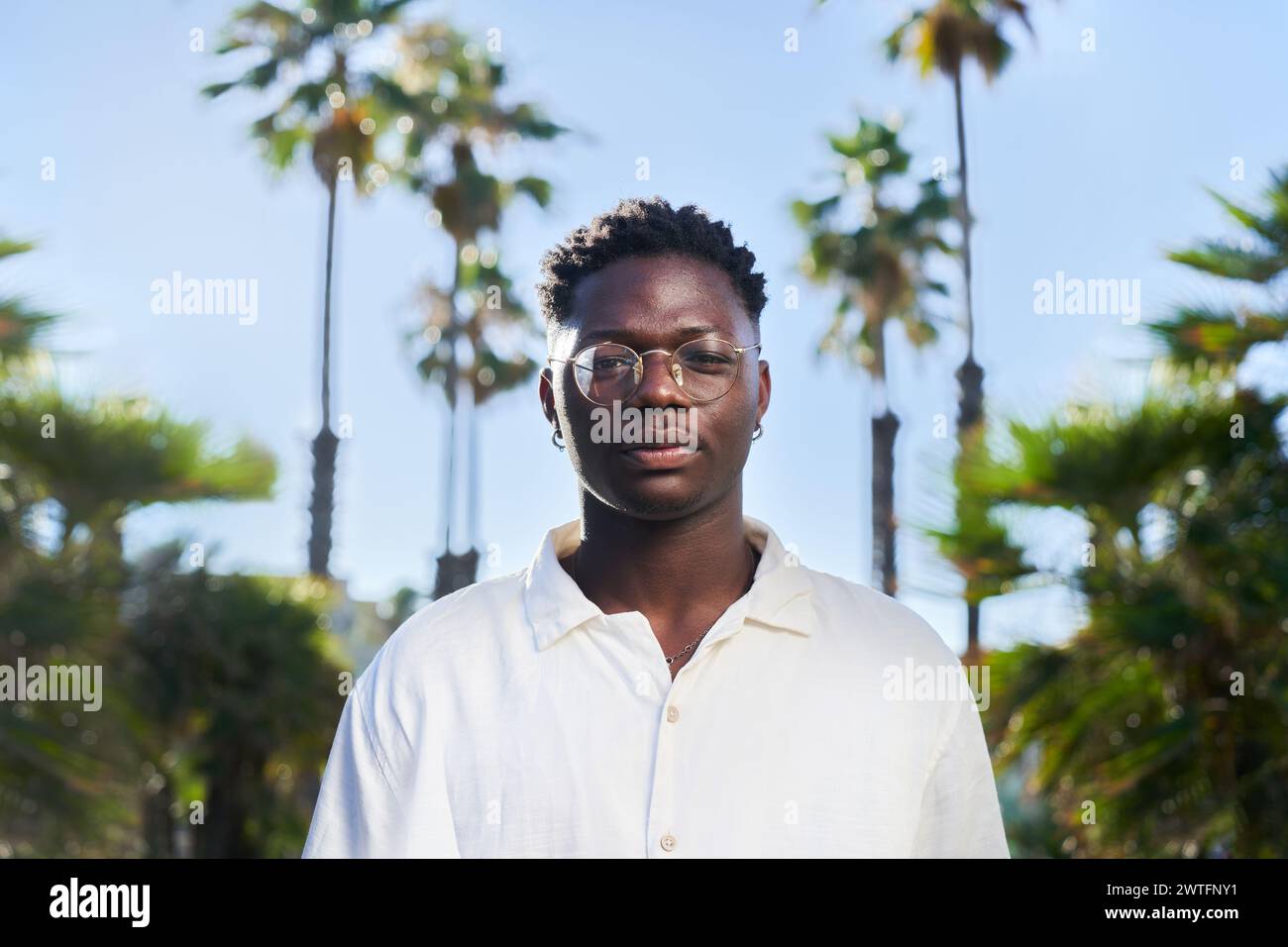 Porträt eines gutaussehenden afroamerikanischen jungen Mannes, der die Kamera ernst betrachtet. Stockfoto